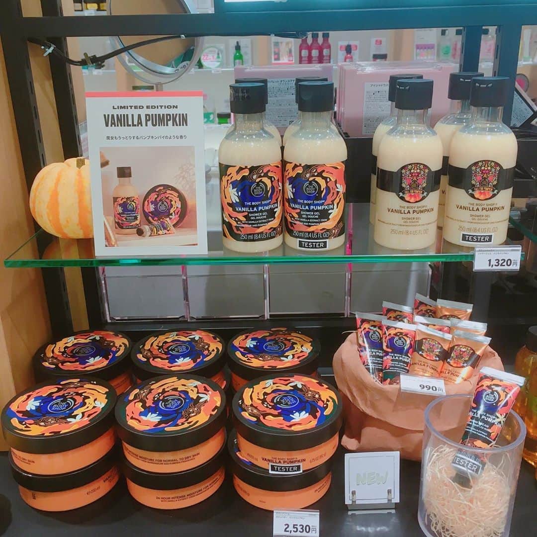 のインスタグラム：「【西館B1F THE BODY SHOP】﻿ 魔女もうっとりするパンプキンのような香り🧙‍♀️﻿ 「バニラパンプキンシリーズ」数量限定で、9/24より販売スタート！﻿ ﻿ 昨年大好評だったバニラパンプキンシリーズが印象的なパッケージで登場！✨﻿ パンプキンやヘーゼルナッツキャラメル、メープルシロップとスパイスが際立つ、ほっこりと温かい気分にさせてくれる、甘くクリーミーな香りです🎃﻿ ﻿ ・ボディシャンプー　シャワージェルバニラパンプキン﻿ ・ボディクリーム　ボディバターバニラパンプキン﻿ ・ハンドクリーム　バニラパンプキン﻿ のラインナップ！🥰﻿ ﻿ また規格外のフルーツや野菜を活用したうるおう入浴剤も同時発売！🥦﻿ ジュースのような可愛い見た目で、シャワークリームとしてもお使いいただけますよ🚿﻿ ﻿ さらに！﻿ 9/24(木)〜30(水)の期間、SPECIAL DAYS開催！﻿ PARCOカード会員様・LOVE YOUR BODY会員様限定で、店内商品10%OFFになるお得なイベントです！🤭﻿ 当日入会もOKなので、お気軽にお問い合わせ下さい😌💕﻿ ﻿ ﻿ ﻿ #名古屋 #栄 #矢場町 #名古屋パルコ#PARCO #nagoyaparco﻿ #thebodyshop #ザボディショップ #パンプキン #バニラパンプキン #ハロウィン #ハロウィン限定 #ボディケア #バスケア #自分磨き #cosmetics #cosme #beauty #コスメ #ボディクリーム #ボディバター #シャワージェル #ハンドクリーム #バスブレンド #エシカル」