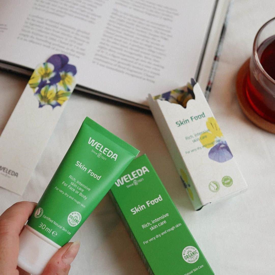 リナのインスタグラム：「@weleda_japan 🌿  ちょっぴり照れ臭くて言えない言葉を メッセージとして伝えてみて♪  乾燥が本格化する前に WELEDAの#スキンフード をプレゼント🎁  10/8〜限定発売のギフトパッケージが キュートすぎる❤︎ 大切なあの人へのメッセージが書き込めたり、 素敵なしおりもついてるよ💐  こっくり濃厚なクリームは、 手やひじ、かかとなど、 マルチに使えて変更便利っ⭐️  男女問わず使いやすい、 すっきりとした香りも👍 ...................................................... #weleda  #ヴェレダ #エッセンスオブライフギフト #スキンフード #superskinfood  #オーガニックコスメ #オーガニック #organiccosmetics  #保湿 #乾燥対策 #マルチケア #ボディケア #コスメのプレゼント  #organic」