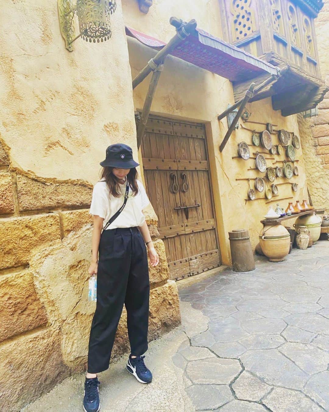 のインスタグラム：「実は、ディズニーで、はしゃぎすぎて右足首を捻挫しました😶 もう治ったんですけどね！！ 皆さんは捻挫しないように気をつけてください。笑  あと台風、関東に直撃しませんでしたね！！ 今日晴れてる！！嬉しい😌 東北地方は大丈夫なのかな？？  #浜浦彩乃 #ディズニー」