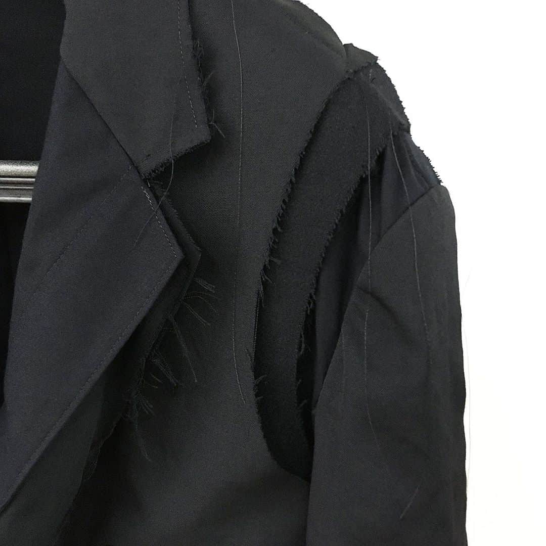 エリミネイターさんのインスタグラム写真 - (エリミネイターInstagram)「20AW Yohji Yamamoto POUR New Collection has arrived at ELIMINATOR. . ▪︎Broken Layered Jacket Price : ¥142,000 ( without tax ) . #yohjiyamamoto #yohjiyamamotopourhomme #yohjiyamamotohomme #blackscandal #20aw #aw20 #aw20collection #japanesedesigner #art #work #newcollection #highsnobiety #mensfashion #menswear #eliminator #tokyo #daikanyama #streetfashion #streetstyle」9月24日 12時31分 - eliminator_tokyo