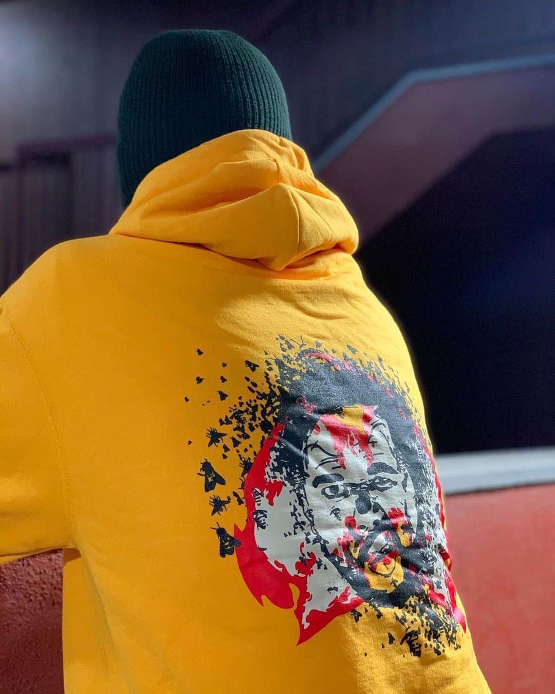 のインスタグラム：「#growaroundnewarrivals  Conway "Lemon" OG Hoodie🍋 CONWAY THE MACHINEのOFFICIAL ITEM入荷しました。 "LEMON"のリリースに合わせて発売されたアイテムで本国では完売しています👀 Ft Method manなのでWU-TANGロゴやハチがモチーフに使われています🐝 ボディにはCHAMPIONを使用しています👌 172cm 63kgでLサイズを着用しています。 ¥12,000+TAX」