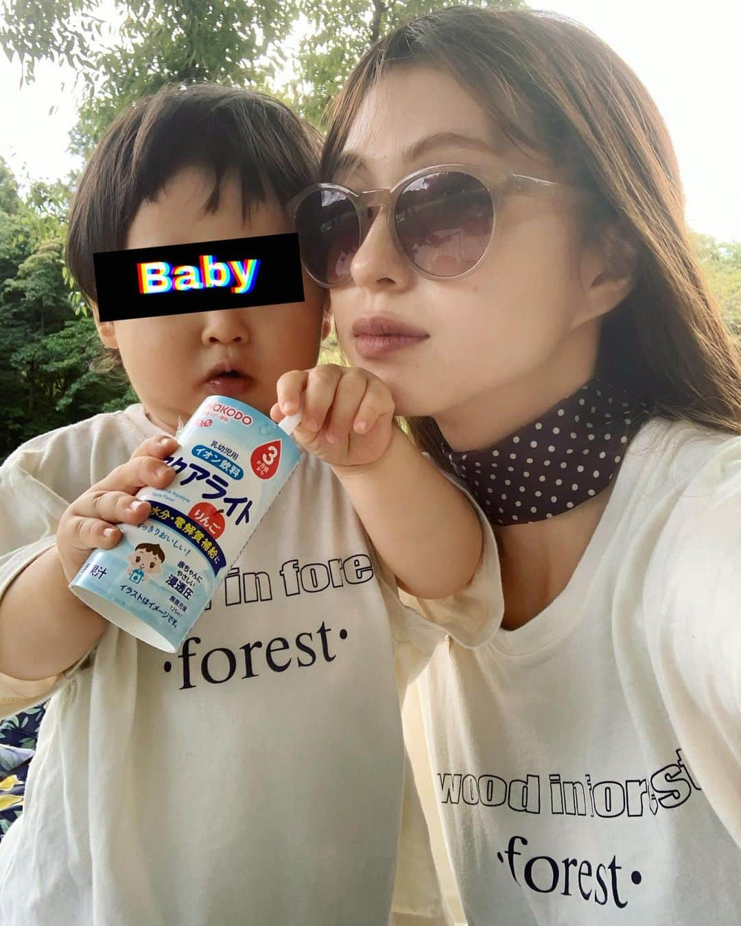 大川藍のインスタグラム：「プレゼントでもらった 親子でお揃いのTシャツ👚 着て公園で遊んだぁ！ まだまだ行けるところ限られてるけど 色んなところ連れて行ってあげたいなぁ  #ママ#1歳#息子#公園#お揃いコーデ  #親子コーデ」