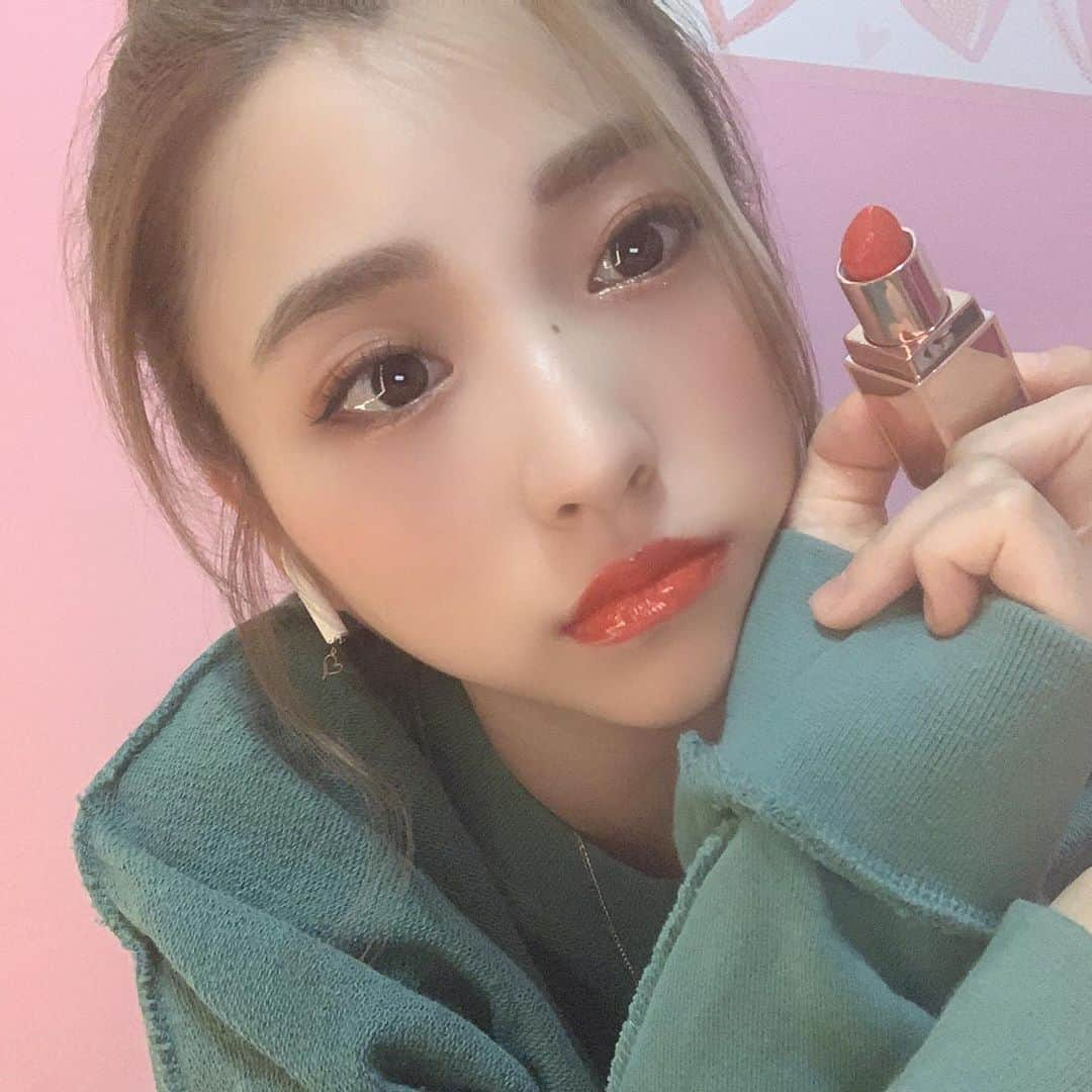 鈴木友梨耶さんのインスタグラム写真 - (鈴木友梨耶Instagram)「最近のお気に入りリップ💄 @patrickta / she's not form here  すごい顔色が良くなるとゆうか、美白に見えるリップだった！  マットなんだけど私はグロスつけてうるうるさせちゃう派  #lipstick #patrickta #patricktabeauty #海外コスメ　#sephora #セフォラ #beauty #cosmetics #makeup #yuriya_cosme #ROSEAREAL #ロザリオ #鈴木姉妹」9月24日 12時37分 - yuriyasuzuki_828