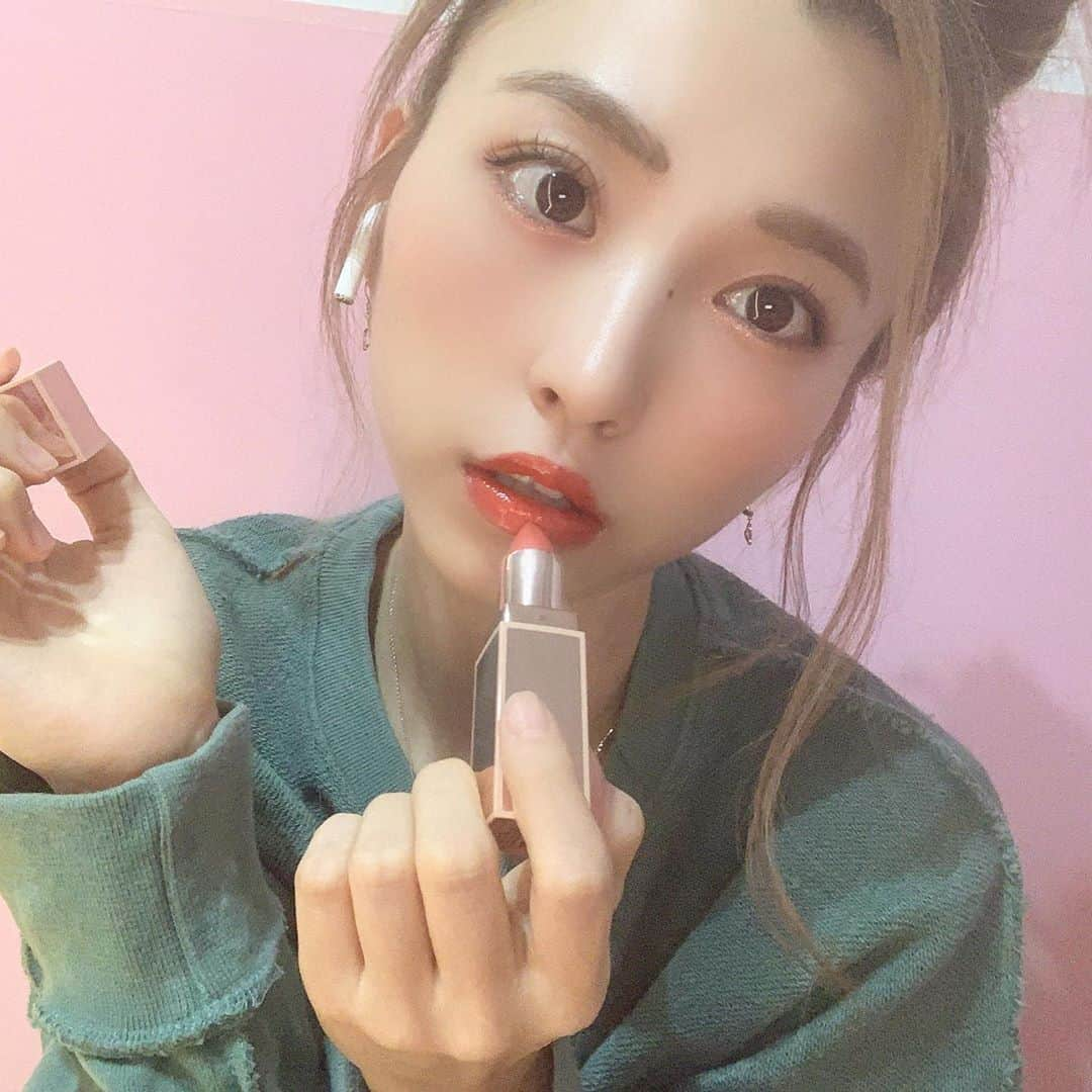 鈴木友梨耶さんのインスタグラム写真 - (鈴木友梨耶Instagram)「最近のお気に入りリップ💄 @patrickta / she's not form here  すごい顔色が良くなるとゆうか、美白に見えるリップだった！  マットなんだけど私はグロスつけてうるうるさせちゃう派  #lipstick #patrickta #patricktabeauty #海外コスメ　#sephora #セフォラ #beauty #cosmetics #makeup #yuriya_cosme #ROSEAREAL #ロザリオ #鈴木姉妹」9月24日 12時37分 - yuriyasuzuki_828