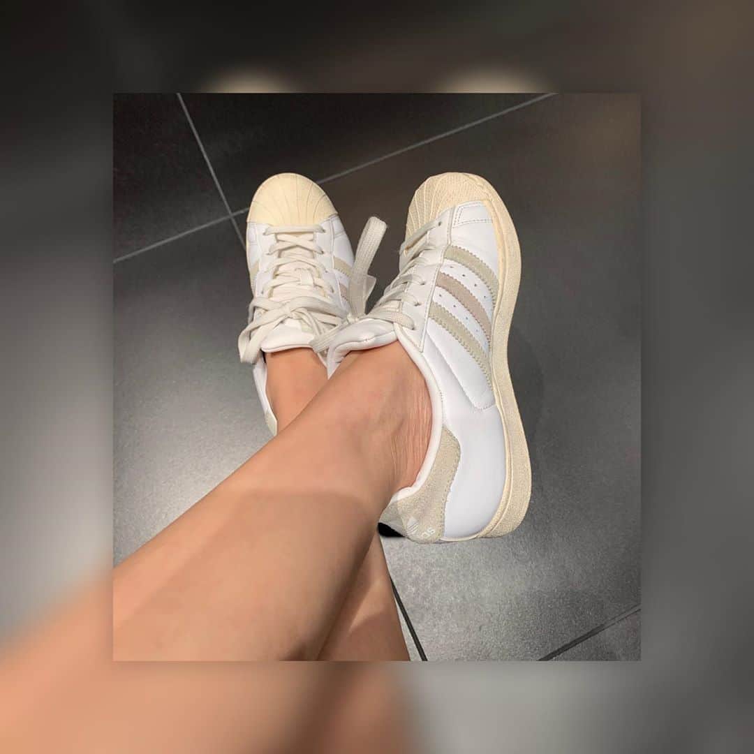 中澤裕子のインスタグラム：「👟👟 今日はトレーニング。 動きやすい格好で来て トレーニングして帰る。 時短😆  足の浮腫が かなり軽減。 嬉しいから頑張る！  #shoesシリーズ sneaker #adidas」