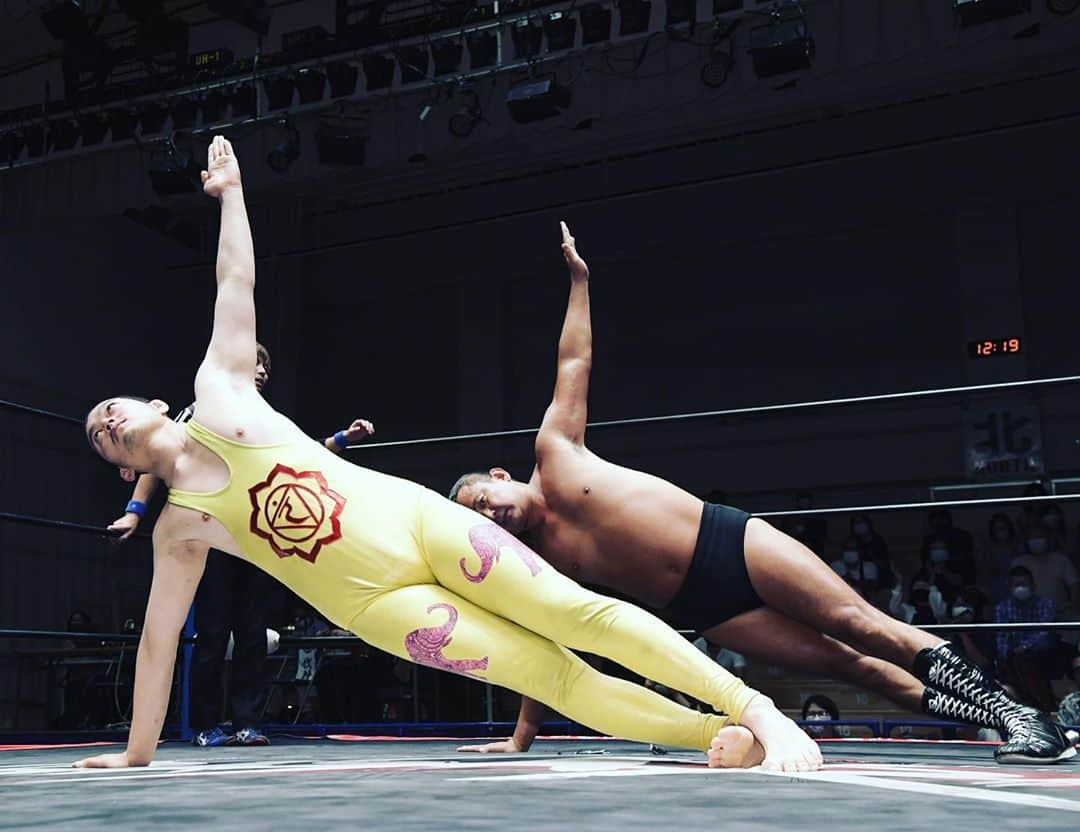 福田洋のインスタグラム：「Complete alignment.  #yoga #prowrestling  #basara_pw」