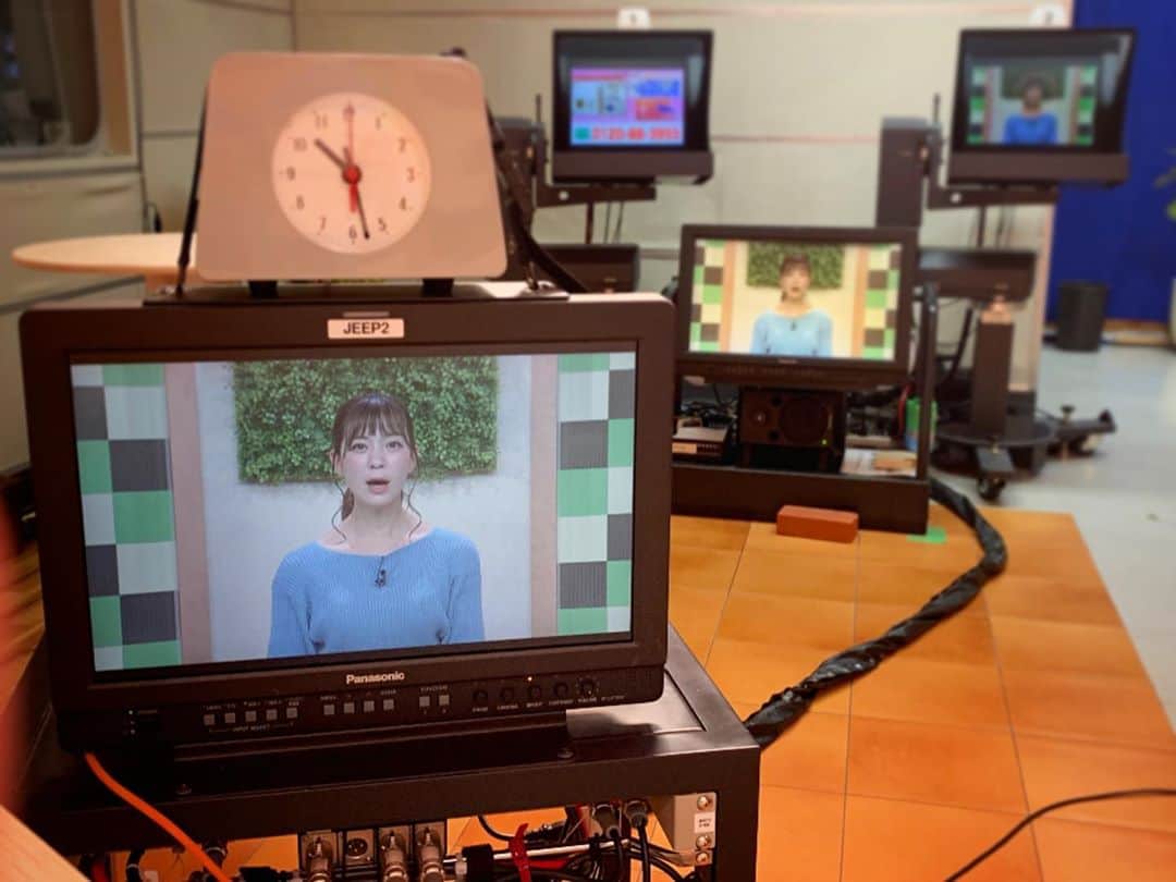 上杉あずさのインスタグラム：「. 本日でTVQ『情報！Qスタイル』と『激PUSH！』のスタジオ収録がラストでした！ 木村まこ先輩から継投させて頂き3年弱。なかなか上手にいかないこともありましたが、温かいスタッフの皆様のおかげで何とかここまでやって来られました。 毎週顔を合わせていた皆さんと、これからお会い出来なくなるのが一番寂しいです。本当に甘えさせて頂き、たくさん叱咤激励、サポート頂きました。感謝しかありません。 これからは、場所を新たにしてスタジオを飛び出して頑張らせて頂くことになりました💪🏼💗 "卒業ではなく、次に進む"のだと言って貰いました。ここで学んだことをきちんと次に生かせるようにしないと。 離れることになって、改めて気がつく皆さんの優しさと自分の甘さ、そして一つ一つのお仕事の大切さ。 噛み締めて、一歩二歩と進んでいきたいと思います。本当にありがとうございました❣️ . 最後の収録を終えて、プレゼントを頂いたんですが🥺🎁花束ではなく⸜🌷︎⸝‍なんと某スポーツ用品店で使える商品券と、リフティング練習用ボールと空気入れ⚽️💙 ｢色気のないプレゼントだな｣、｢花束は似合わんやろう｣と言われながらも(笑)私らしい？プレゼントを考えてご用意頂き、嬉しすぎます🥺🙏🏼リフティング練習用ボールは、私の #リフティングチャレンジ に期待して頂いてるとのことで😜鹿川さんありがとうございます！ 本当に恵まれたスタッフの皆様に囲まれて、務められたことに感謝を込めて。 ありがとうございました💐 #tvq #tv #program #kyushu #broadcast #television #show #fukuoka」