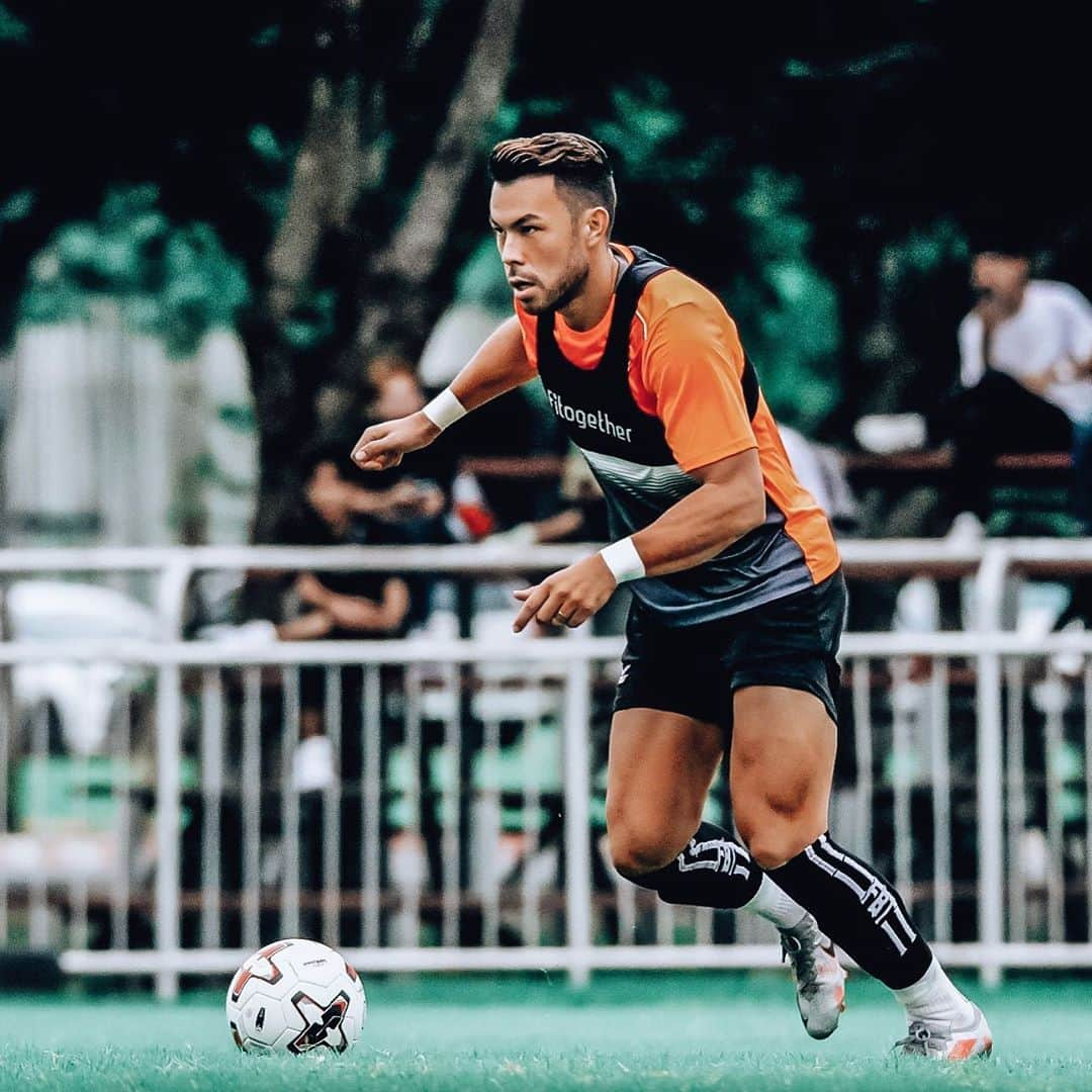 ヴィンセント・ケインさんのインスタグラム写真 - (ヴィンセント・ケインInstagram)「Loading... 6 days to go. Happy to have the boots on again. #kv11 #bangkokfc #comeback #kickoff #firebulls」9月24日 12時55分 - kaynevincent_11