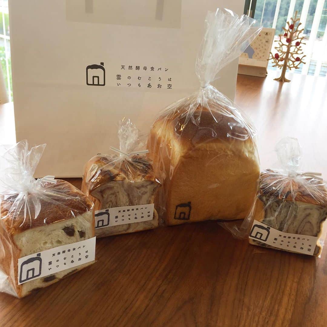 彩住宅のインスタグラム：「何ヶ月ぶり⁈ やっと @itsu_ao_2019  さんに行けました！ そして、初めて買うことができた『イギリス食パン』。  毎日食べられる優しいお味のパン屋さんです。 ・ ・ ・ #山科#山科グルメ#山科パン屋さん#雲のむこうはいつもあお空」