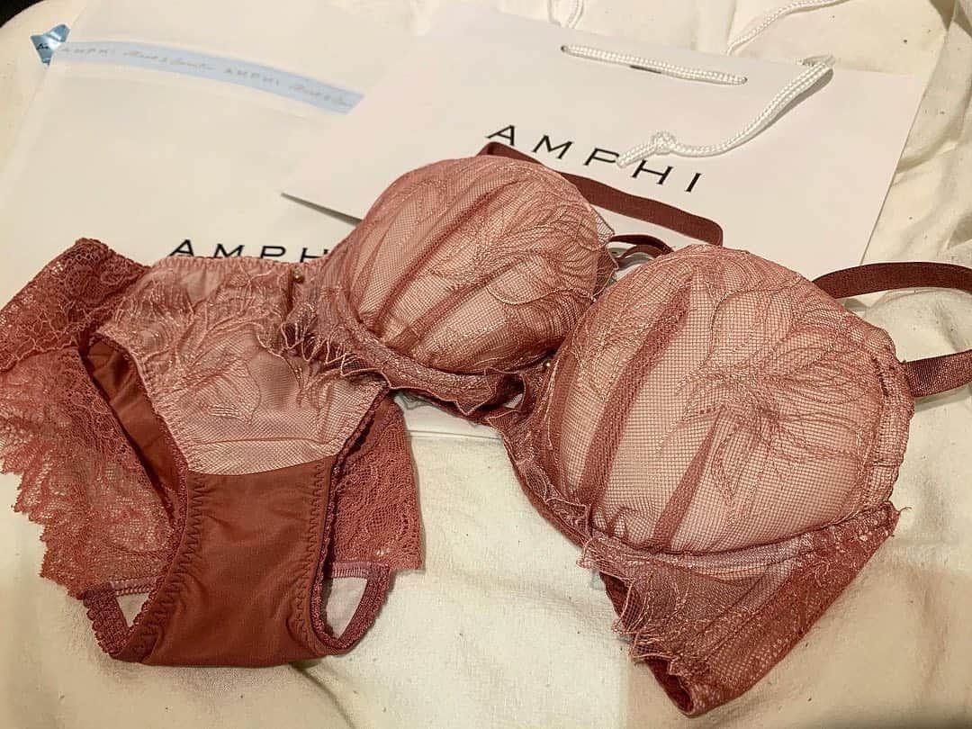 Moka さんのインスタグラム写真 - (Moka Instagram)「@amphi_official さんのデイアップブラとナイトアップブラ🌼 ・ ・ 普段そんなにピンクの下着とか買わないけど、深みのあるピンクで上品で可愛かったから挑戦。 ・ ・ ちゃんとお肉が流れないようにキープされてるけど締め付けられてる感じはまったくなし◎ ・ ・ 洋服着たときシルエットも綺麗に見える!! ・ ・ 寝るときのバストケアも大切って聞いたのでナイトアップブラもつけ始めた☺︎ 寝てるときのに流れていっちゃうお肉たちを正しい位置でキープしてくれるみたい。 ・ ・ この年齢になってやっと意識し始めたけどもっと前からしとけばよかったな💭 ・ ・ #amphi #アンフィ #withamphi #バストケア #デイアップブラ #ナイトアップブラ #PR」9月24日 13時04分 - moka_030n