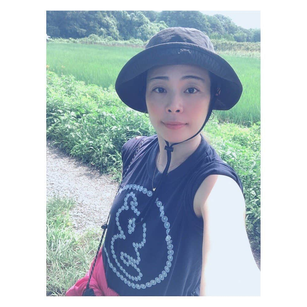 ヨーコさんのインスタグラム写真 - (ヨーコInstagram)「実りの季節🌾 ・ ・ ・ 埼玉県の田んぼへ、夏頃農体験授業の見学に行った時の1枚。  私が植えた苗は、大きく育っているかな。  そろそろ稲刈りの時期。 台風の影響が心配ではありますが、美味しいお米を求めて田んぼへおでかけ計画！  かわいいピンクのつなぎに長靴スタイル💓  こんな体験をさせてくれる新宿調理師専門学校。 本当におもしろい学校です🥳  進路を悩んでいる高校生の皆さん、ぜひ一度学校見学をオススメします✨  公開見学で私も時々お話させてもらってます🎤🙋🏻‍♀️  #新宿調理師専門学校 #新調PR大使 #イズミヨーコ #ヨーコ #田植え #稲刈り #田んぼ #農ガール  #埼玉 #さぎ山 #農体験 #農体験授業 #いつでも公開授業 #学校見学 #オープンキャンパス #調理師専門学校 #goodenough #グッドイナフ」9月24日 13時05分 - y0k0_1108