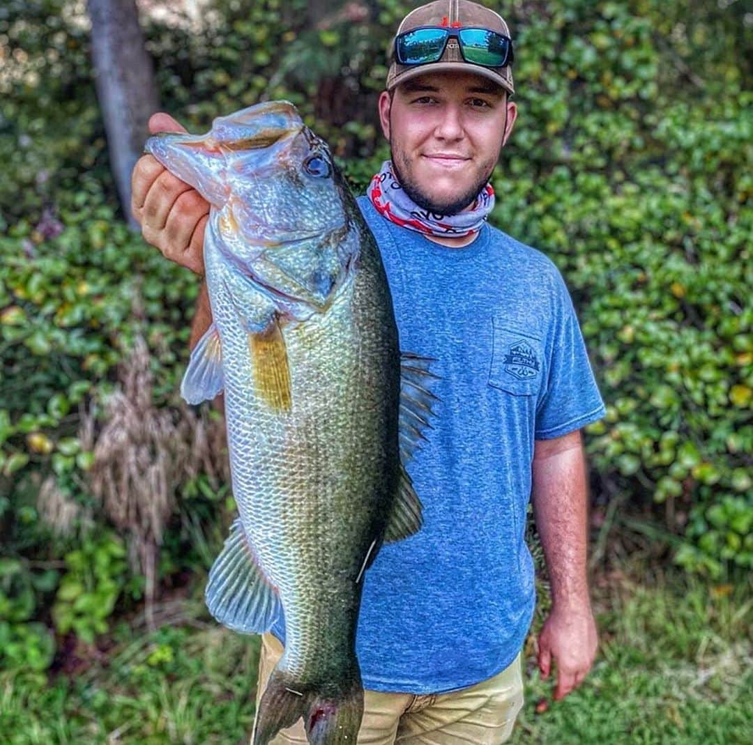 Filthy Anglers™さんのインスタグラム写真 - (Filthy Anglers™Instagram)「Holding up a beast like it’s no big deal, that’s what Cody does. Our buddy @bass_assassin_12 continuing to roll with the fishing game. When I ask him how big, he’s giving me a guesstimate, maybe 6 it 7 - that plain and simple tells you, this dude catches big bass. Yet another post for you my friend, you very well could be leading the league right now in air time.Congrats on the catch, you are Certified Filthy yet again, I’m saying 6.14lbs - www.filthyanglers.com #fishing #bassfishing #angler #outdoors #nature #filthyanglers #katak #catchandrelease #anglerapproved #monsterbass #bassmaster #mlf #bigfish #hunting #giantbass」9月24日 13時07分 - filthyanglers