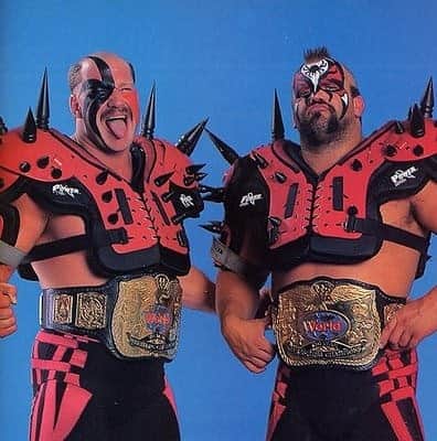 武蔵のインスタグラム：「RIP Road warrior Animal  Black Sabbathの「IRON MAN」の入場曲にのってやってくる2人がめちゃめちゃかっこ良かった。  ムキムキの身体に顔面ペイント、謎めいた雰囲気、圧倒的強さと存在感、全てがヤバかった。  The Road Warriors never dies!!!  #theroadwarriors」
