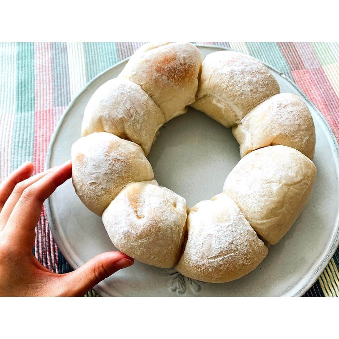 芳根京子さんのインスタグラム写真 - (芳根京子Instagram)「久しぶりにパンを焼きました。  連なった輪っかの白パンが作りたくて、 焼き上がりを想像してわくわくしてたのですが、  初めて輪っかの型で焼いたので 出すとき壮大に失敗し、 バラバラになりました😂 (必死に手で押さえてる)  オーブンも新調したばかりだったので、ちょっと焼きすぎました😂  何事も、初めは“学び”ですな。 でもこれで次は失敗しないはず！  悔しいので前に作った白パンの写真も載せます。(二枚目) (同じレシピ、同じ人が作ったように見えない)  理想はこれで、 連なった輪っかのパン！ またリベンジしよーっと。  レタスとトマト挟んで食べる🍅  #将来の夢はパン屋さんだった時期も  #将来の夢はパンダだった時期も」9月24日 13時29分 - yoshinekyoko