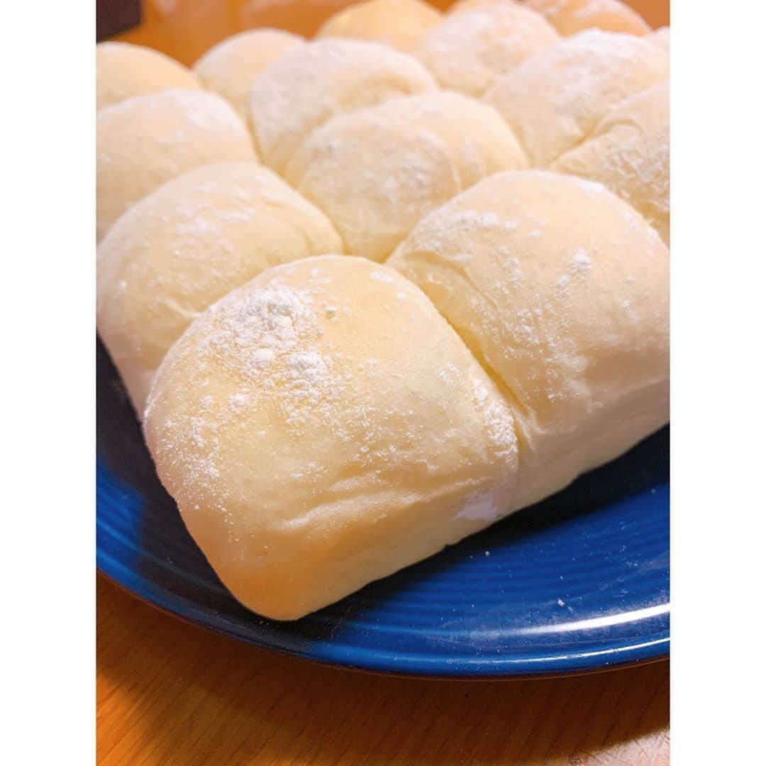 芳根京子さんのインスタグラム写真 - (芳根京子Instagram)「久しぶりにパンを焼きました。  連なった輪っかの白パンが作りたくて、 焼き上がりを想像してわくわくしてたのですが、  初めて輪っかの型で焼いたので 出すとき壮大に失敗し、 バラバラになりました😂 (必死に手で押さえてる)  オーブンも新調したばかりだったので、ちょっと焼きすぎました😂  何事も、初めは“学び”ですな。 でもこれで次は失敗しないはず！  悔しいので前に作った白パンの写真も載せます。(二枚目) (同じレシピ、同じ人が作ったように見えない)  理想はこれで、 連なった輪っかのパン！ またリベンジしよーっと。  レタスとトマト挟んで食べる🍅  #将来の夢はパン屋さんだった時期も  #将来の夢はパンダだった時期も」9月24日 13時29分 - yoshinekyoko