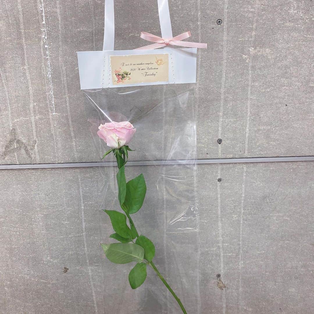 のインスタグラム：「おはなもらったかわいー  最近ねむくてねくてずっとねむい ほっぺにきびできていたい  最近だいすきなおともだちできた！  仕事のはなしもそうじゃないことも、話してて考えてるきもちすごい合うしそうじゃなくても理解する！ その子がかなしかったはなしとか、るーは絶対しないよって思うけど、そんなこと簡単に言うのへんだから上手に言えない  だから言わないで大切にする！  ずっとそうだったらいいなあておもう( ´•̥ ·̭ •̥` )」