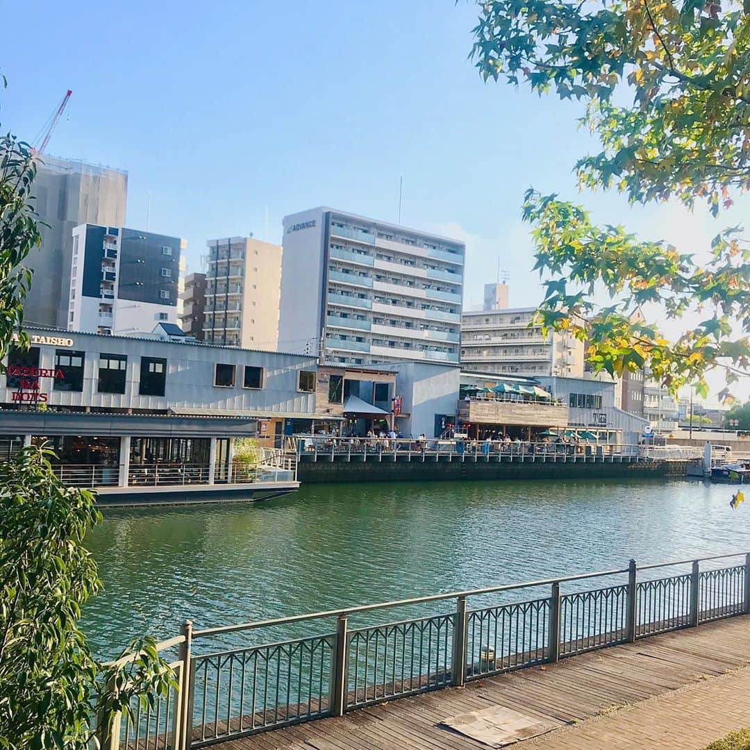 塚田文さんのインスタグラム写真 - (塚田文Instagram)「大阪(大正区)  年始にオープンした新しいスポットです。大阪ドーム(西区)からも目と鼻の先。  調べてみたらなかなか面白い試みなんです。  市民や企業と国土交通省や地方公共団体等の行政が連携し、 水辺の新しい活用の可能性を創造していく「ミズベリング」 の一環  民間都市再生整備事業計画なんだそうです。  水辺がこんな風に活用されるって、日本全国で考えても可能性が広がるなぁ…っと思って。  ここから水上バスでUSJへ行けたり(コロナで延期中)水上ホテルの予定もあるので、この先の発展にも注視したいスポットです。  今の季節、風を感じながらランチ🍽や一杯🍺にとても気持ちが良いですょ👍✨  ポージングした後ろはホームセンタースーパーVIVA HOME🤣  #大阪 #大正区 #タグボート大正 #新しいスポット #水辺利用 #面白い試み #ミズベリング #近所に欲しい #あ #大阪ドーム #じゃなくて #京セラドーム #だったか  #japan #osaka #barbytheriver」9月24日 13時38分 - tsukadaaya1976