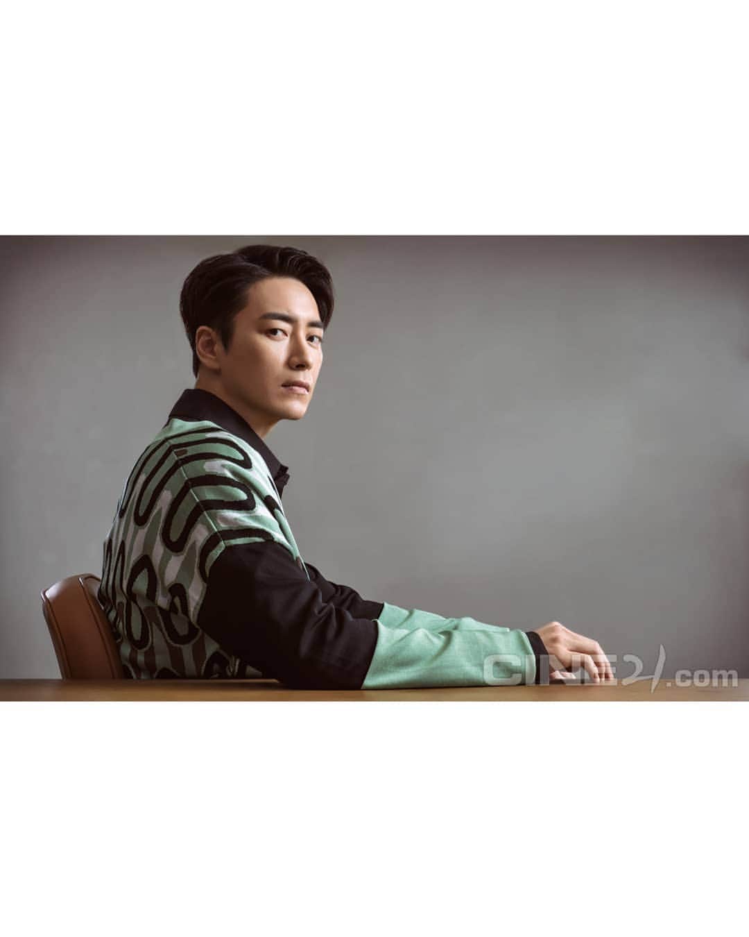 イ・ジュニョクさんのインスタグラム写真 - (イ・ジュニョクInstagram)「Lee Jun Hyuk for Cine 21💜 Source: cine21.com #이준혁 #leejunhyuk #leejoonhyuk #photoshoot #interview #CINE21」9月24日 19時17分 - leejunhyukfanpage