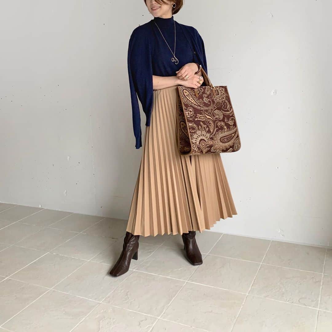 yuさんのインスタグラム写真 - (yuInstagram)「・ あれ、、 2投稿連続プリーツスカートになっちゃった😂 秋って何故か毎年プリーツスカート履きたくなっちゃう。 アンサンブルニットとプリーツスカートの王道スタイルが大好き♥︎ ・ knit: @holicholic_jp skirt: #zara bag: #hashibami shoes: #milaowen ・ ・ #fashion#coordinate#ootd#outfitoftheday#outfit#mamagirl_sugotoku#locari#mineby3ootd#holicholic#153cm#大人カジュアル#秋コーデ#スカートコーデ#シンプルコーデ#きれいめカジュアル#低身長コーデ#おちびコーデ」9月24日 19時10分 - yu.rm