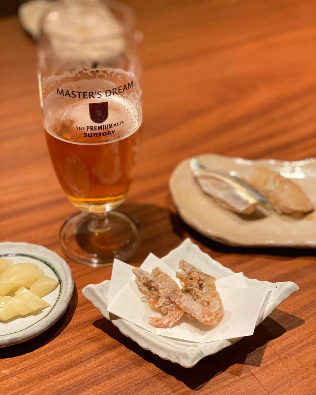 Yuuさんのインスタグラム写真 - (YuuInstagram)「渋谷にあるお寿司屋さん🍣 鮨花おか へ行ってきました🥢 ・ ランチコースは量もちょうど良く女の子でもペロリです🎵 珍しい食材をたくさん堪能させてもらいました！ ナンヨウカイワリの焼き物、アカエイの煮付け、ヒゲソリダイって言うお魚などなど、、 美味しくって昼からビール飲んじゃったよ🍺 ・ @sushihanaoka #鮨花おか #渋谷グルメ #渋谷レア #渋谷雲丹 #渋谷ウニ #pr #トリドリベース」9月24日 19時12分 - yuu1115yuu