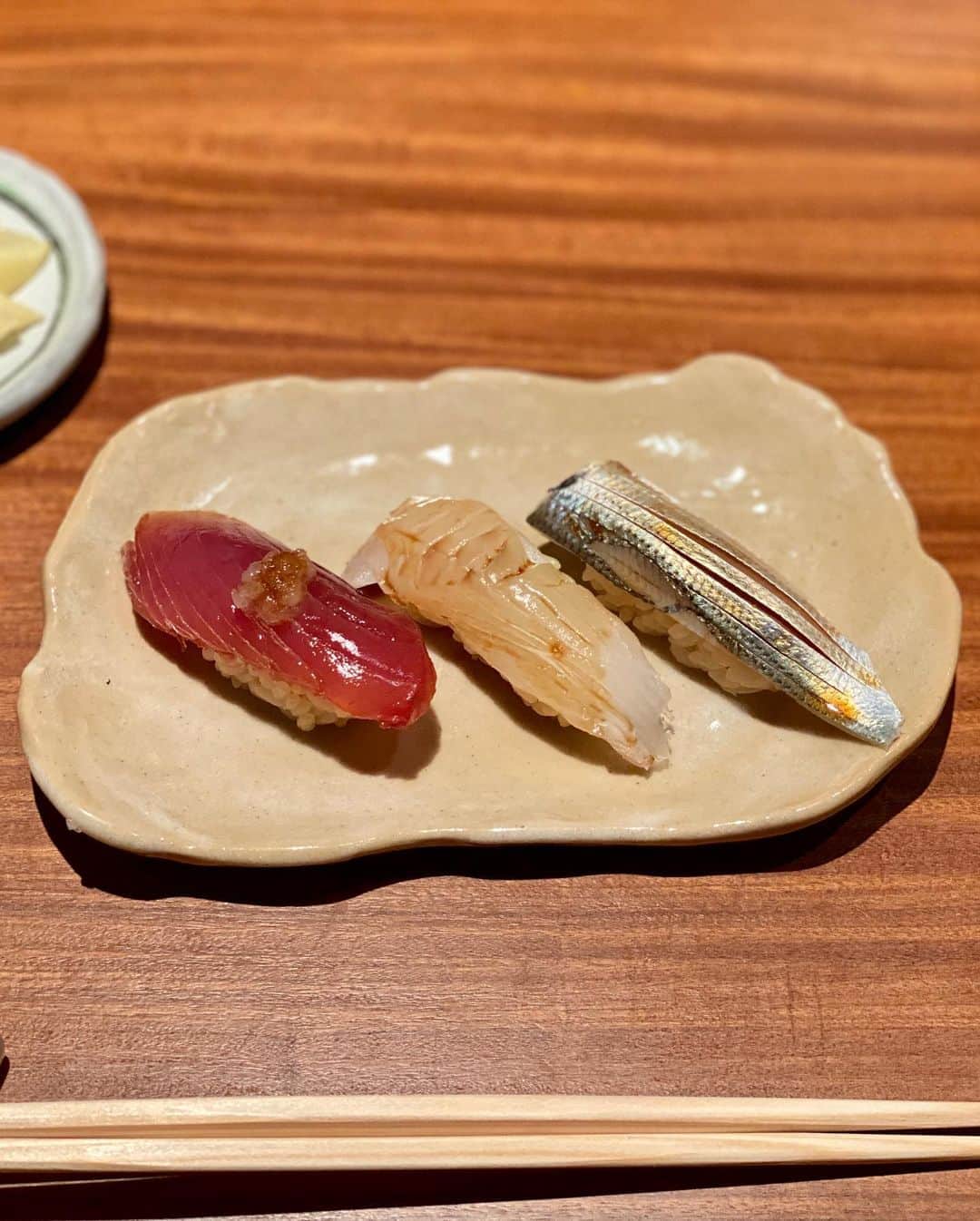 Yuuさんのインスタグラム写真 - (YuuInstagram)「渋谷にあるお寿司屋さん🍣 鮨花おか へ行ってきました🥢 ・ ランチコースは量もちょうど良く女の子でもペロリです🎵 珍しい食材をたくさん堪能させてもらいました！ ナンヨウカイワリの焼き物、アカエイの煮付け、ヒゲソリダイって言うお魚などなど、、 美味しくって昼からビール飲んじゃったよ🍺 ・ @sushihanaoka #鮨花おか #渋谷グルメ #渋谷レア #渋谷雲丹 #渋谷ウニ #pr #トリドリベース」9月24日 19時12分 - yuu1115yuu