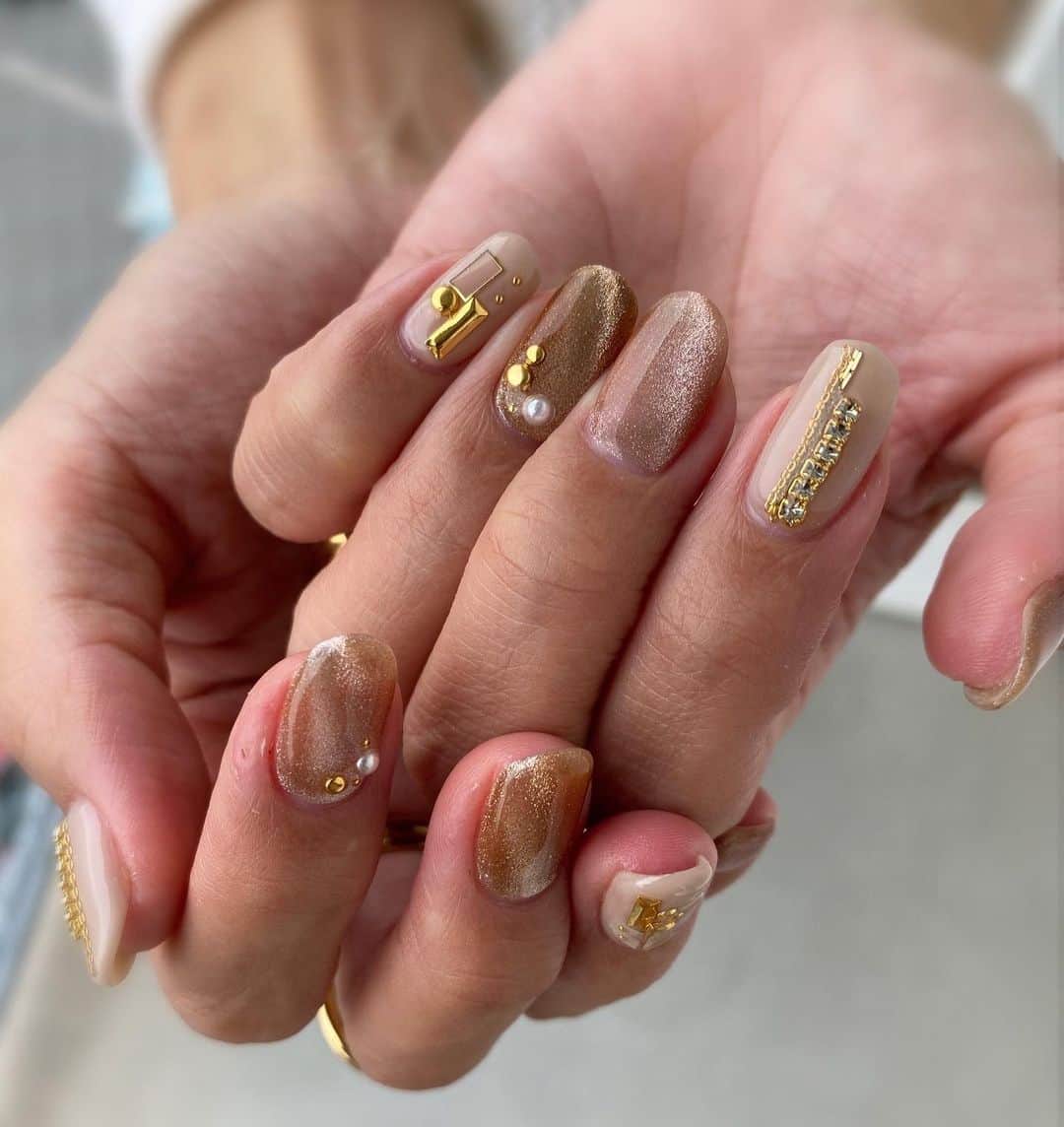 森上亜希子のインスタグラム：「秋ネイル💅  キラキラ具合が絶妙で好き💛  #ネイル #秋ネイル #いつも #お任せ #素敵 #センス抜群  #テニス #tennis #tennisplayer」