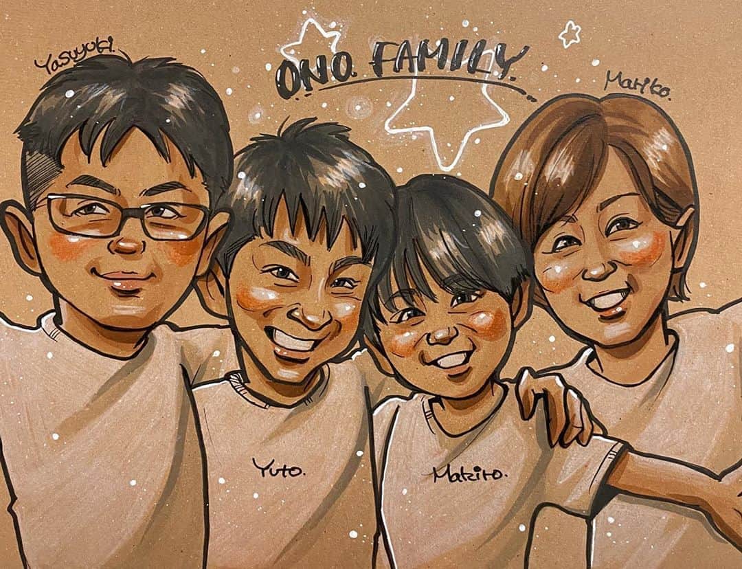 似顔絵★𝗚𝗢𝗥𝗜𝗞𝗜𝗡𝗚のインスタグラム：「. . 先日の一枚目💕⭐️✨ . . 二枚のご依頼でした💕 . . こちらはご家族みなさんで😍⭐️✨ 旦那さんの微笑んでるお写真が少なかったのでニッコリしていただきました😊❤️ . . #gorikingの茶色い紙シリーズ  . .  ❌❌現在は、予約受付終了してます❌❌ 。 . . .  2020年度ご予約のお客✨ 現在75番までの方へ案内中です🌟✨💕 DMの確認いただきgmailへ返信宜しくお願い致します🙇‍♀️🌟✨✨ . . . .  次回の予約応募は、2020年のご予約分を書き終える予定の 来年春から夏頃の、、、予定です。 ※あくまでも予定なので前後します🙇‍♀️ . . . .  オーダー再開の際には 人数制限あるため必ず予約ができるわけではございません。 そのことも踏まえた上で 次回ご検討いただけると嬉しいです(^^) . . また、結婚式の使用を考えてくださる方も多いです✨  前々からお伝えしていますが、 基本的に予約順に対応しているため、 近々の納期を希望される方は、 対応できないこともあるので、 あらかじめご了承ください💦 . . . . . ※今回予約が取れた方へ※ . .  写真がまだ用意できてない、入金が遅れそうなど、状況により、順番が前後することもございます‼️ あらかじめご了承ください。 。 . . . また、芸能人、キャラクターのオーダー、パロディ風オーダーはお断りしています。  芸能人については、ご本人様に直接プレゼントなどはOKです。 . . . . . . 💰料金表は過去投稿記事みてね❤💰 . . . . . ➡️ハッシュタグ⇨ goriking117料金表2019⬅️ . . ✨✨✨✨✨✨✨✨✨✨✨✨✨✨✨✨ @by.goriking のアカウントでは、 過去書かせて頂いたお客様方からの、 似顔絵のその後のお写真をいただき、 投稿しております^ - ^❤️❤️ 玄関に飾ってある似顔絵、 渡した瞬間のお写真、 ご本人とのお写真などなど💕 いろんな場面でのお写真お待ちしております^ - ^✨⭐️ . . . .  #似顔絵#pencildrawing#drawing#pencil#illust#painting#art#artwork#絵描きさんと繋がりたい#似顔絵師#gorikingの似顔絵屋さん#仲良し家族#仲良し兄妹#子供#仲良し#familyphoto#familyportrait#kids#kids_japan#comicart#anime#animeart#comicartist#animejapan」