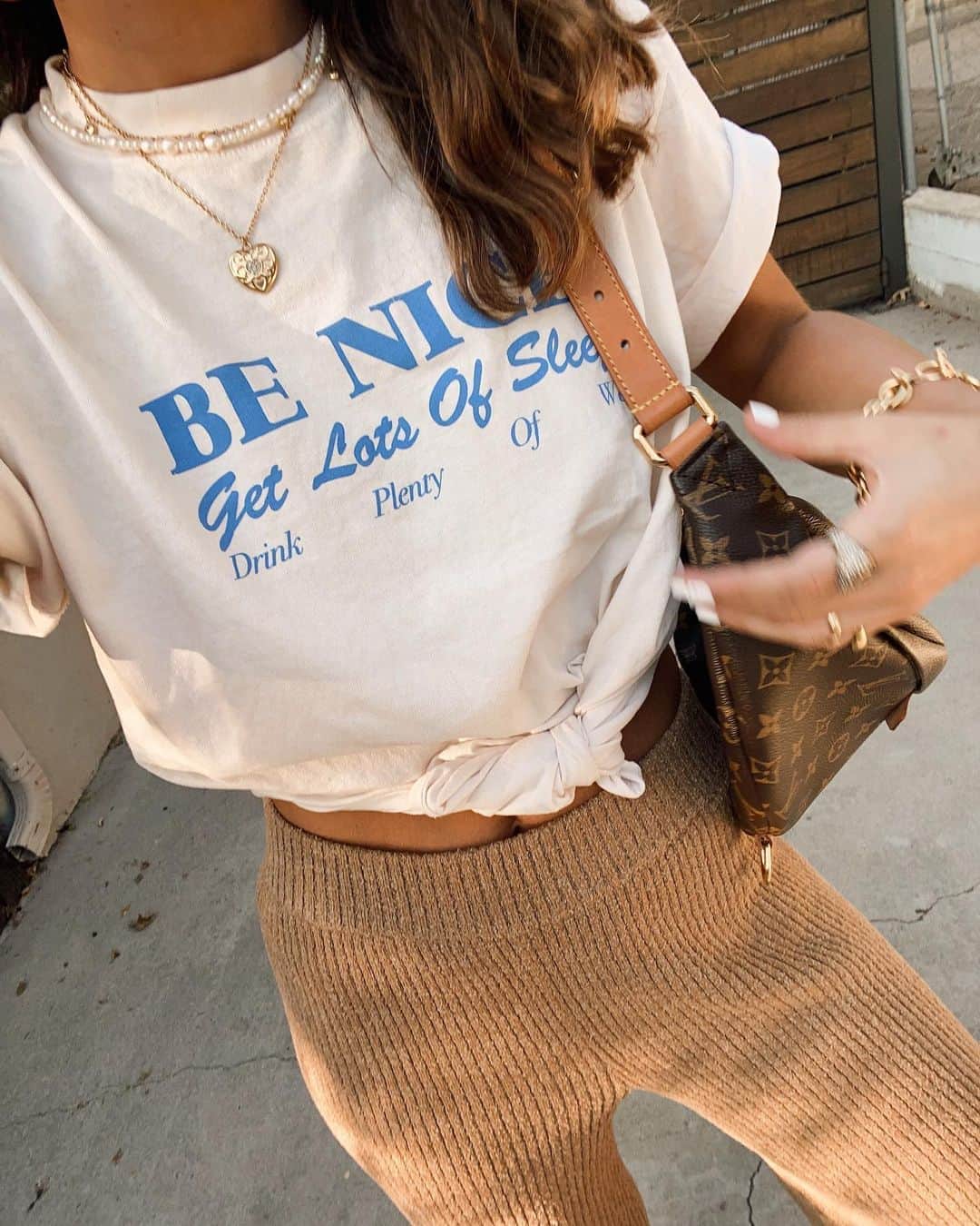 Collage Vintageのインスタグラム：「Details, details, details!  Ps: I got lots of sleep, definitely need to drink more water, loving my new ugly sandals and the vintage heart necklace is back in stock 🍾」