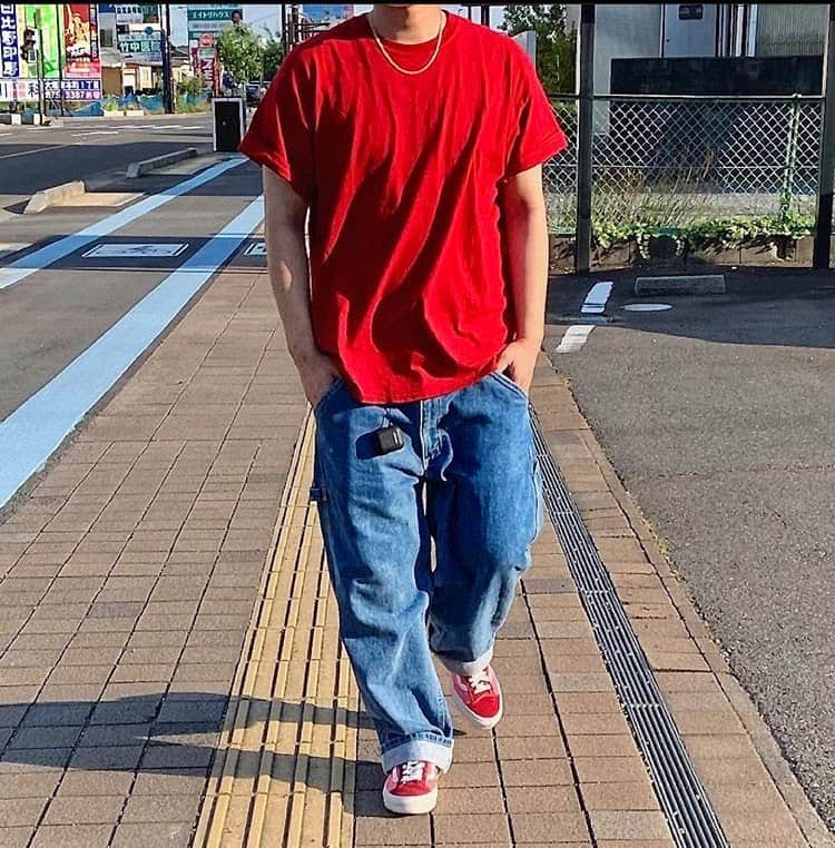 のインスタグラム：「再投稿🙏 ブルーデニム＋赤Tが魅力に感じるのは私だけでしょうか  #メンズファッション #デニム #リーバイス #シルバータブ #赤T #vans」