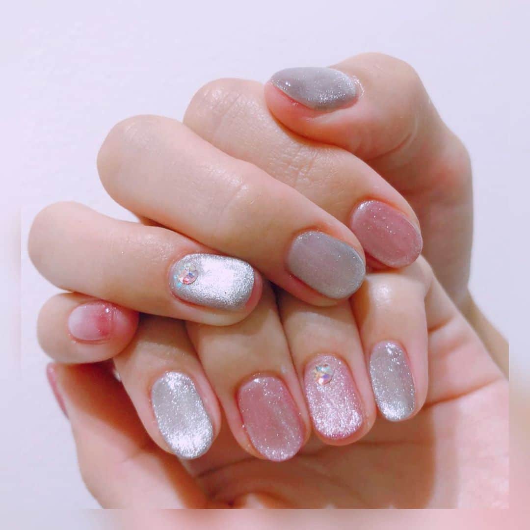 のインスタグラム：「💅✨💅 newネイル💅💕 Lapis新宿店さんにて 担当はmanamiさん(@lapis_manami )です🥰 マグネットネイル可愛すぎる😭💕 見る角度で変わるキラキラ感✨ 写真だと良さが伝わりきらないので動画も載せておきます！ #nail #lapisnail #magneticnails #lapis #ネイル #マグネットネイル #キラキラネイル」