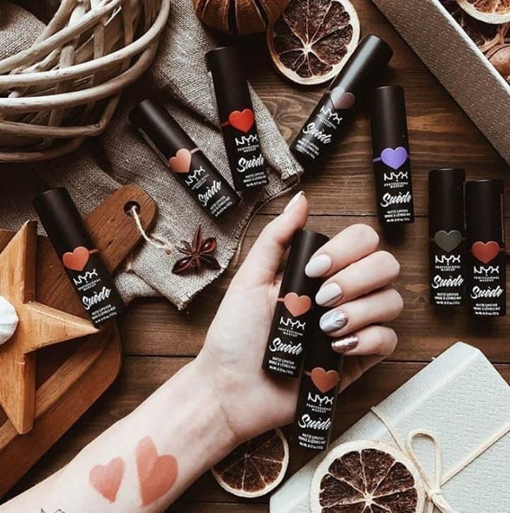 NYX Professional Makeup JPのインスタグラム：「\塗りやすいテクスチャー 💋 / . #スエードマットリップ は使ってる？ マットリップなのに、ス～～～っと伸びる軽い着け心地 😘  . 色のバリエーションも豊富で気分によって、使い分けてみてね 💓 . スエード マット リップスティック 各色 1,400円（税抜） . #マットリップ #ブラウンリップ #ブラウンメイク #メイクアップ #コスメ好き #リップスティック #コスメフリーク #コスメ好きな人と繋がりたい #海外コスメ #メイク好き #メイクマニア #秋リップ #秋冬コスメ #リップメイク #コスメレビュー #イエベ #アンニュイ #デパコス #プチプラ #LA #プロ #cosme #makeup #makeuplove　#instamakeup #nyxprofessionalmakeup #nyxcosmeticsjpalmakeup #nyxcosmeticsjp」