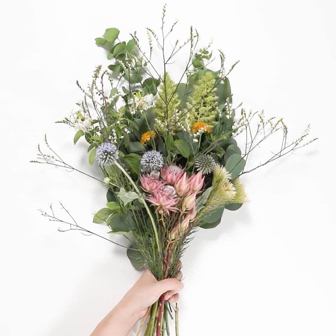 BOTANIST GLOBALのインスタグラム：「Make your daily life a little richer ✨  Get them as a gift or buy them for your self. If you want to enjoy your precious bouquet for as long as possible, why not #dryflowers? 💐 Here are some easy ways to make them at home and how to arrange them in a stylish way.  Basically, you can use any flower material, but there are two things you can do to make it even more beautiful🌿  ✔︎ Start preparing the flowers when they are healthy. ✔︎ Take as little time as possible to dry  Fresh flowers are wonderful, but sometimes it is nice to enjoy the beauty of a flower in a different way by turning it into a dried flower ☺️.  Stay Simple. Live Simple. #BOTANIST ⠀  🛀@botanist_official 🗼@botanist_tokyo 🇨🇳@botanist_chinese」