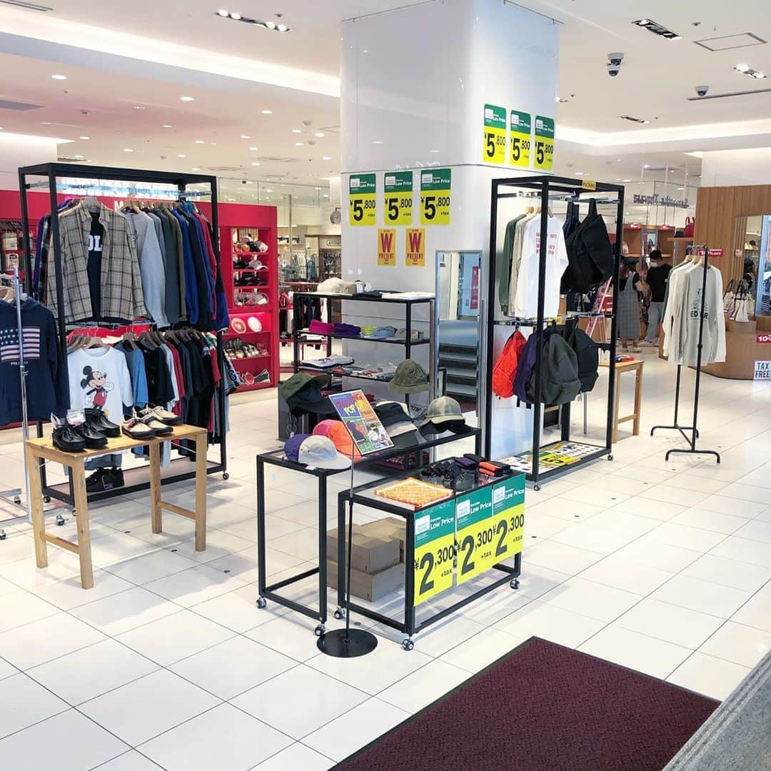 のインスタグラム：「【LIMITED SHOP】「PACKING POP UP STORE & 伊藤商店」期間限定オープン！﻿ ﻿ ・PACKING/パッキング﻿ アメリカのスーパーに雑多に売られているような毎日使うバックパックをコンセプトに2018年に大阪でスタート。アメリカらしい野暮ったさも残ったシンプルイズベストな大容量バックが名古屋に初上陸！﻿ ﻿ ・伊藤商店﻿ 90'sブームの火付け役とも言われる古着屋shibuya"T"から独立しフリーランスに転身された『伊藤忠宏』氏が現在オリジナルで手掛けるCapブランド#geek_cap と自ら選び抜いた古着、親交の深いWED STOREオリジナルグッズが一堂に会したスペシャルストアを期間限定でオープン！﻿  ﻿ 日程：9/18(金)〜10/4(日)﻿ 場所：西館1F UP NEXT﻿  ﻿  ﻿  ﻿ #伊藤商店 #ito商店 #パッキング #packing #ギーク #geek #goods #cap #キャップ #古着 #バックパック #リュック #geekcap #名古屋パルコ #名古屋PARCO #nagoyaparco #nagoya #名古屋 #栄 #矢場町」