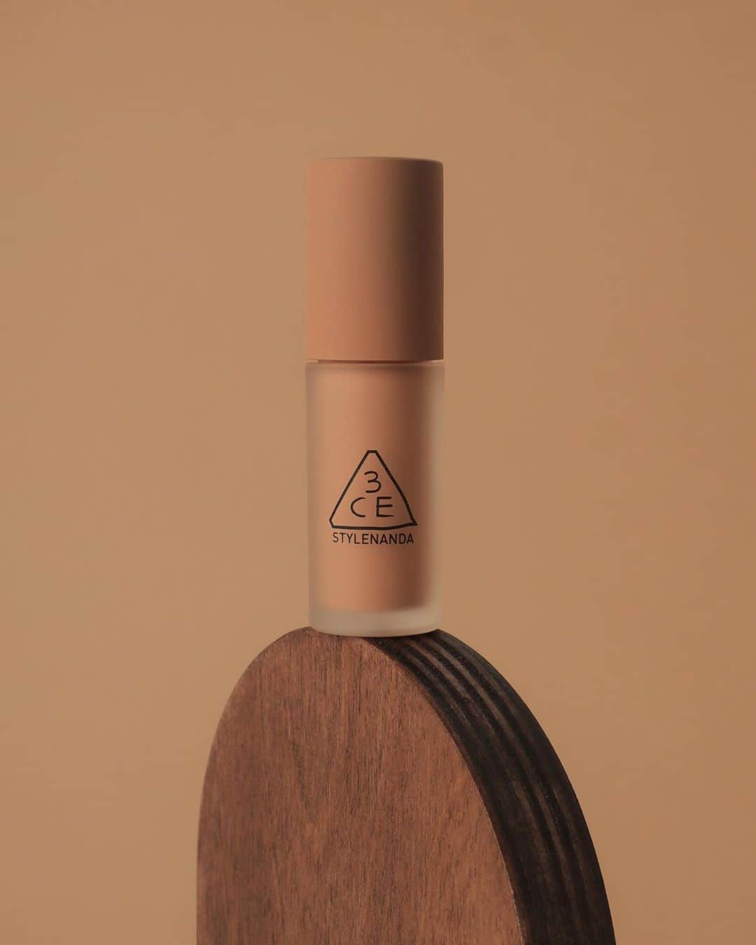 3CE Official Instagramさんのインスタグラム写真 - (3CE Official InstagramInstagram)「3CE LIQUID PRIMER EYE SHADOW #BETTER_TIMING 가장 분위기 있는 타이밍. 풍미있게 감도는 아몬드 브라운 컬러 리퀴드 아이섀도우🍂 이번주까지 8% 할인된 가격으로 만나보세요🥰 - 3CE LIQUID PRIMER EYE SHADOW #BETTER_TIMING A flavorful almond brown color liquid eye shadow🍂 Get a special price for New item due to this week🥰 #3CE #3CELIQUIDPRIMEREYESHADOW」9月24日 14時06分 - 3ce_official