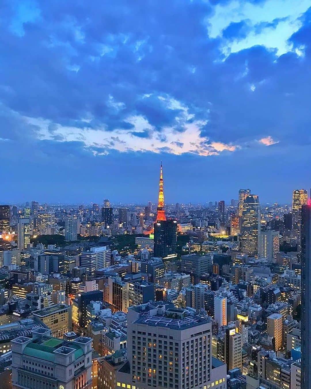 Conrad Tokyoのインスタグラム：「【本日開始】コンラッド東京のGo Toトラベル専用ウェブサイトからのご予約受付を開始いたしました。 10月1日以降のご旅行代金が実質半額に！  開放的なモダン空間で都会の喧騒から離れた極上のひとときをお過ごしください。  ご予約・詳細はこちら: http://ow.ly/BR8650BzHkP  Starting today we are accepting reservations from Conrad Tokyo's Go To Travel website. From 10/1 traveling will become Half Price!  Spend a memorable time away from the hustle and bustle of the city in a comfortable and modern space here at Conrad Tokyo.  Click here for details: http://ow.ly/BR8650BzHkP  ————————————————————— #コンラッド東京 #コンラッド #ホテル #汐留 #東京 #スイート #ホテルステイ #港区 #ステイケーション #ConradTokyo #StayInspired #suite #Shiodome #Shinbashi #staycation #conradsuite #gototravel #GoToキャンペーン」