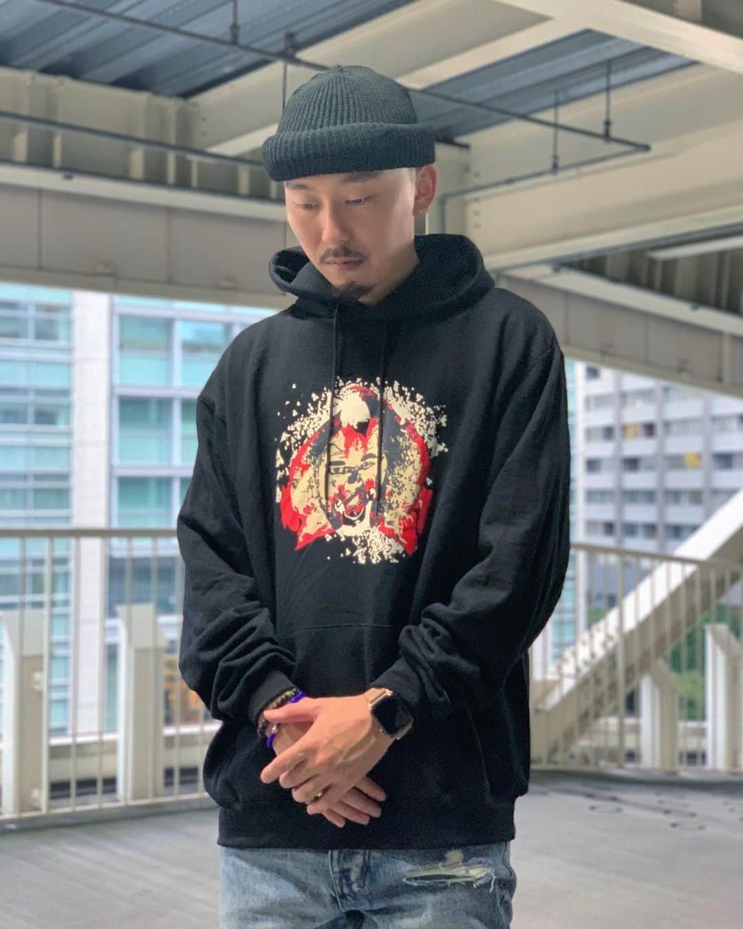 のインスタグラム：「#growaroundnewarrivals  #growaroundnewarrivals  Conway "Lemon" Hoodie🍋 CONWAY THE MACHINEのOFFICIAL ITEM入荷しました。 "LEMON"のリリースに合わせて発売されたアイテムで本国では完売しています👀 Ft Method manなのでWU-TANGロゴやハチがモチーフに使われています🐝 ボディにはCHAMPIONを使用しています👌 172cm 63kgでLサイズを着用しています。 ¥12,000+TAX」