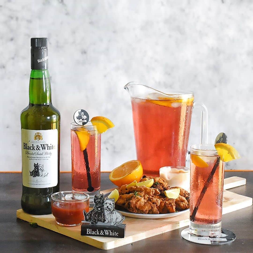Karan Duaさんのインスタグラム写真 - (Karan DuaInstagram)「We wanted to do something different at home today and decided to make a 'Yes We Cran' cocktail pitcher with our favourite @blackandwhite.scotch whisky. Paired it with a platter of some super easy fried chicken and it's the perfect way to celebrate an ordinary  thursday.  Don't believe me? Try out the cocktail recipe for yourselves.  In a highball glass filled with ice, pour in 45ml of @blackandwhite.scotch whisky. Then add 60ml of cranberry juice, 10ml of orange juice and 10ml of lime juice. Stir well and top with soda. Garnish with a quarter of an orange slice. That's it!  Recipe Credit: @asmanisubramanian_diageoba #Spon #EatSipShare #PitchersandPlatters #DrinkResponsibly #blackandwhitescotch #dilsefoodie」9月24日 14時37分 - dilsefoodie
