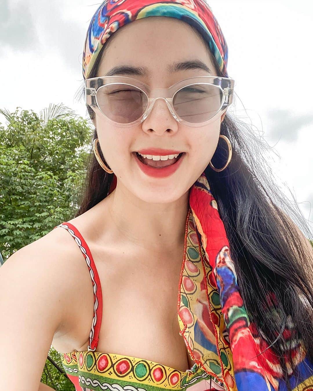 GYEON SEOのインスタグラム：「_* beaching life 😜🌴 . . #queengsnap」