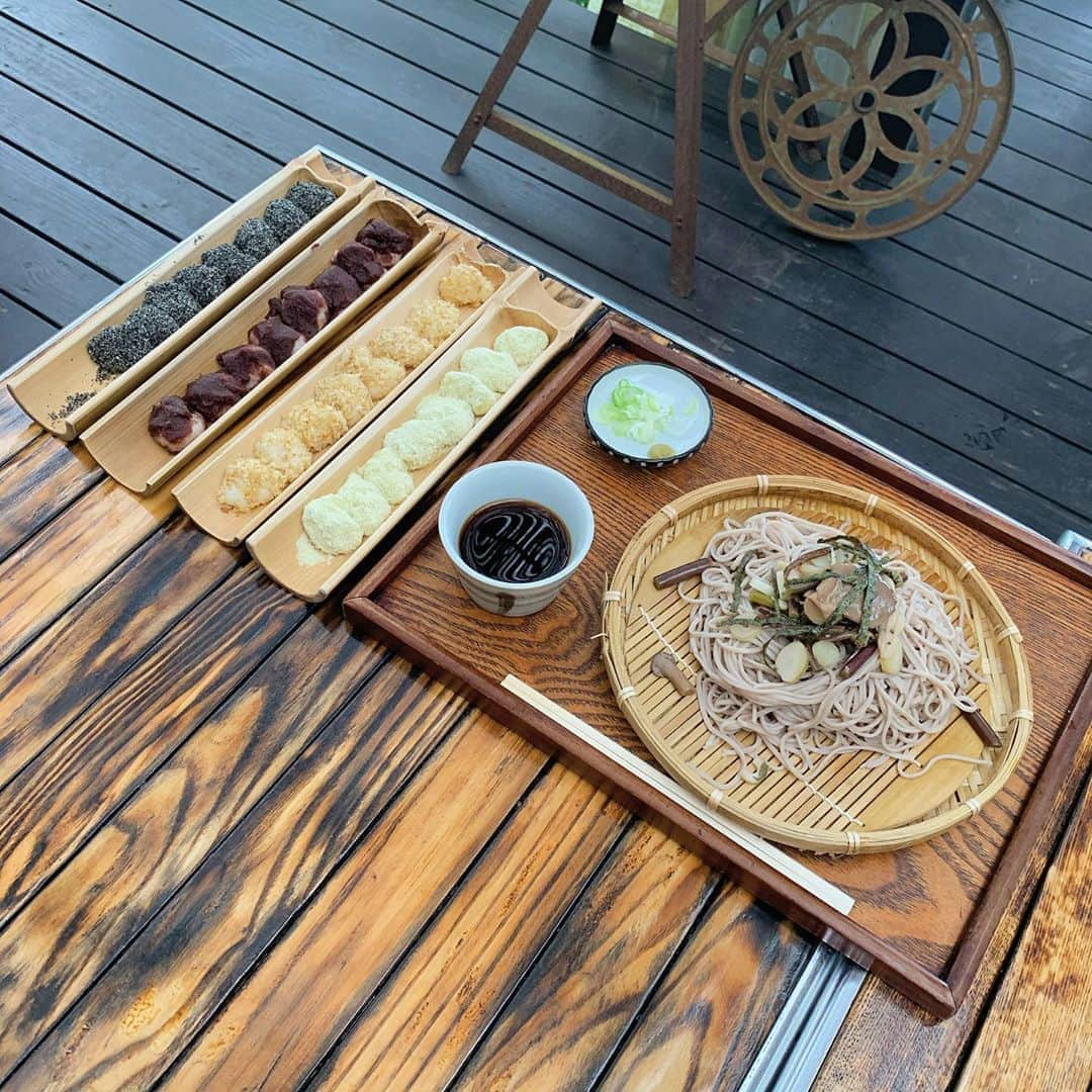 斉藤優里さんのインスタグラム写真 - (斉藤優里Instagram)「群馬県と長野県の県境にあるお店🥢﻿ この日はちょうど天気が悪くて﻿ 霧がかかっていたけど、﻿ 空気が綺麗で美味しかったな〜☺️💓﻿ ﻿ お天気の日に来れたらきっと景色も﻿ ばっちりだったんだろうな﻿ ﻿ 有名な #お餅 も食べれてとっても美味しかったです﻿ 左から #胡麻 #餡子 #胡桃 #きな粉 🙋🏼‍♀️💭﻿ ちなみに1番、のお気に入りの味は﻿ 写真が撮れてないのですが（笑）﻿ #味噌くるみ です！！！﻿ 甘じょっぱくて美味しかったな✌🏻😋﻿ ﻿ ﻿ ﻿ #斉藤優里 #ゆったん﻿ #たんたんたんゆったんたん( •ㅈ• )﻿ #群馬県 #安中 #長野県 #軽井沢 #蕎麦」9月24日 14時38分 - yuuri_3ito