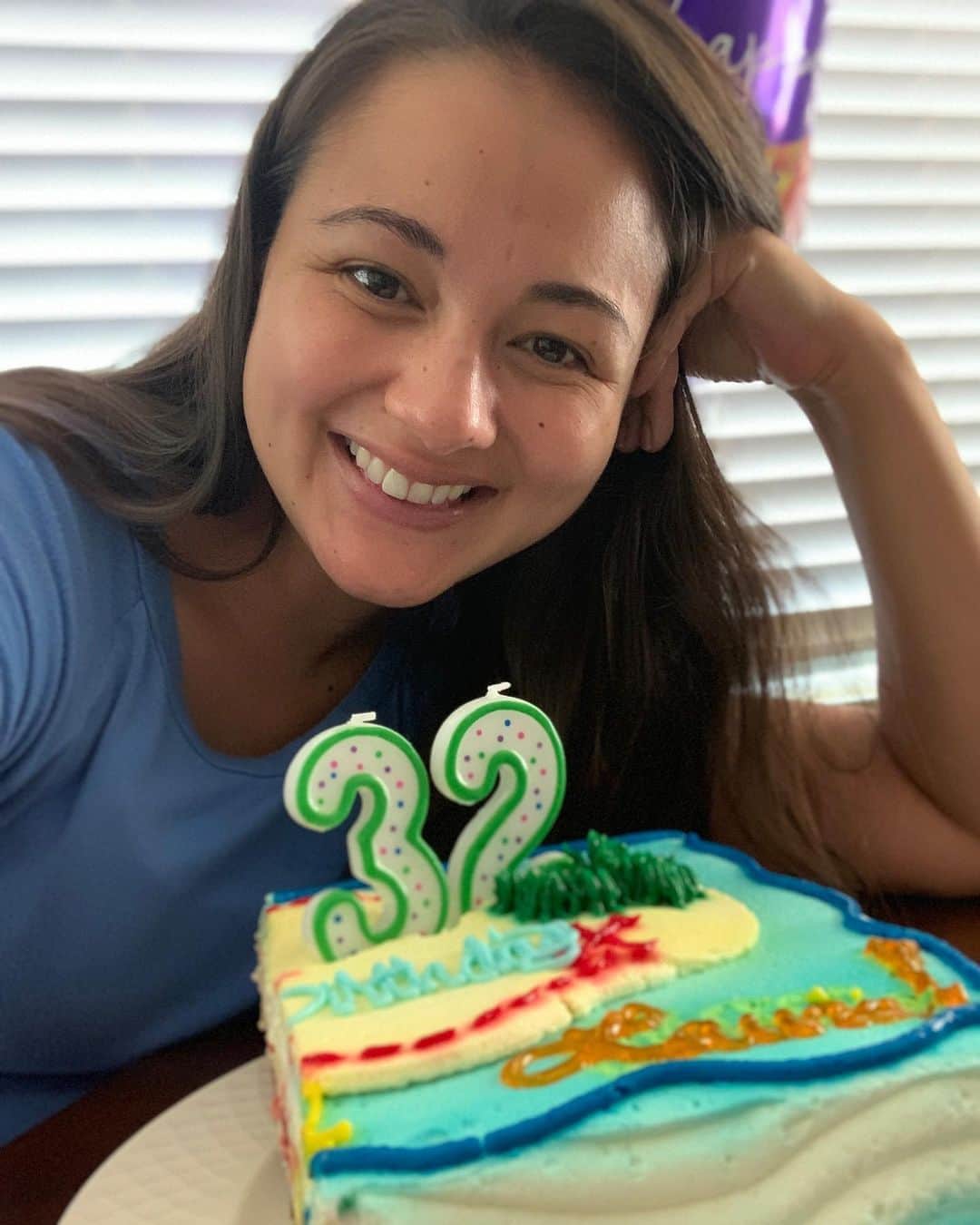 エリナ シルカのインスタグラム：「Using the leftover cake as my birthday cake 😂🥳 双子の誕生日の翌日、32歳になりました！ 連続バースデーだからケーキは昨日のあまりを自分でリメイクで名前書き足してみた😂😂😂😂  家族に囲まれてお祝いしてもらえて、双子はいきなり自転車乗れるようになって、幸せな1日でした(^^)」