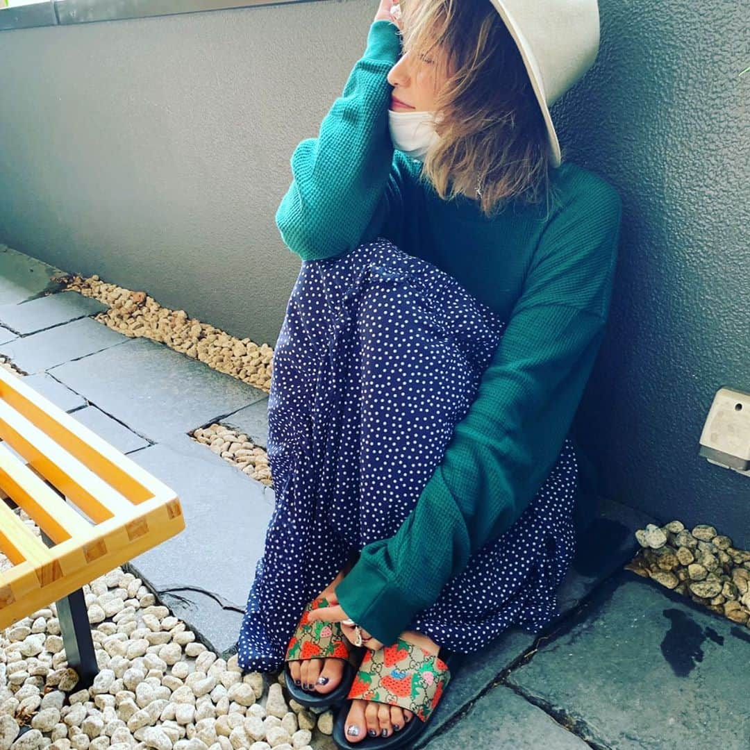 西山茉希さんのインスタグラム写真 - (西山茉希Instagram)「#渋谷deネイル #木田っちネイル  @9ku3mi  黒ラメチョイスday。 ありがとふ。  #雨の日 #傘ささずに #ハットでなんとかしたい  濡れる気でサンダル。 長袖濡れるのはあんま好きじゃなかった。  でも傘は、 ギリギリまでさしたくない派。」9月24日 15時02分 - maki.nshiyama50