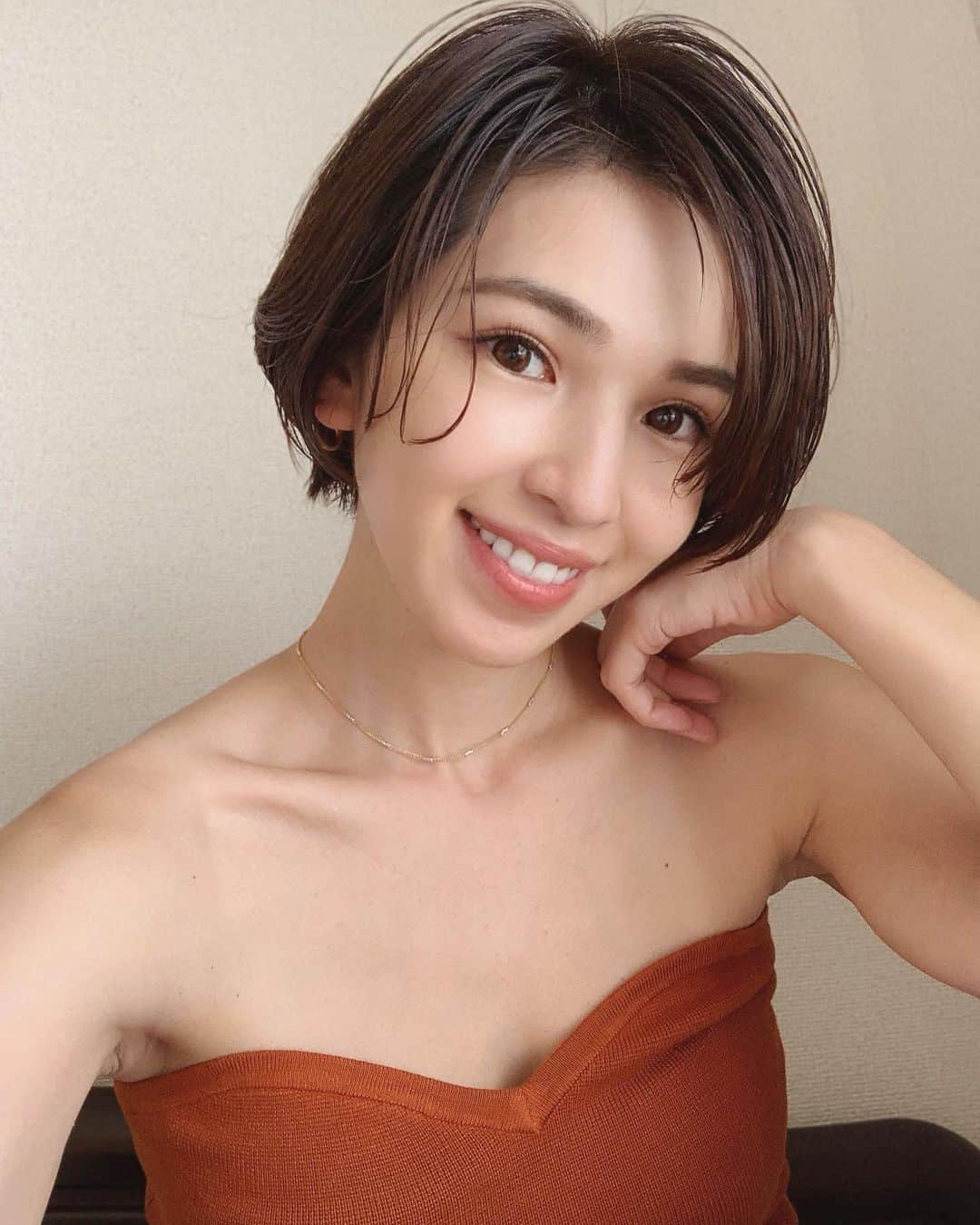 のインスタグラム：「#🍁 すっかり秋🌾 夏は暑すぎてあまり外にでてないし 今年は少し歩いた時のタンクトップ焼けのみ🤣☀️  産後の前髪はぴょんぴょんピークだけど、 まつげの抜け毛は落ち着いてきたので マツエクは3Dを多めに フラットラッシュmixにチェンジ👀 10,11㍉→D,Cカール✨ まつげの状態にあわせ丁寧にスピーディーな @trueyelash さん🧡 ボリュームだしてもらって メイクも楽の極みです😋✌🏽  ネックレスはbrosky jewelry ✨ @kurankusakari 💛 ゴールド&シルバーでなんにでもあうし すごくお気に入り😍  #マツエク #trueyelash  #tru #harajuku #broskyjewelry #necklace #shorthair #ショートヘア #ショートカット #ショートパーマ  #ニュアンスパーマ  #くせ毛風パーマ  #秋ヘア」