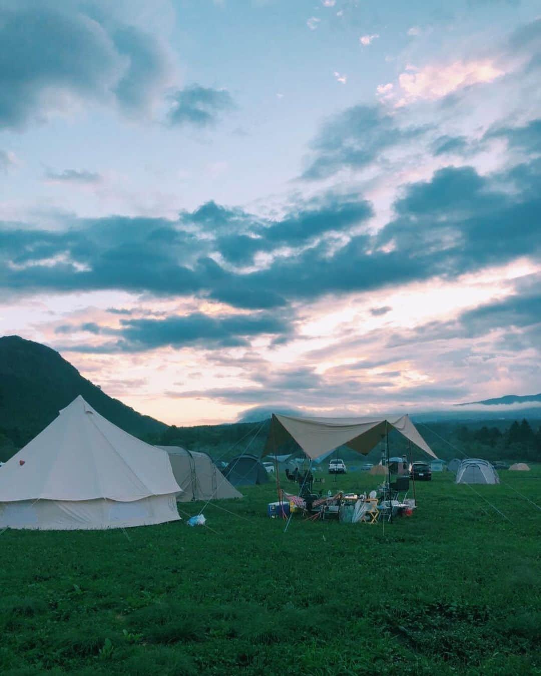 垣内彩未さんのインスタグラム写真 - (垣内彩未Instagram)「娘、はじめてのキャンプ🏕  私たち夫婦も かなり久々のキャンプでしたが やはりキャンプは最高ですね😭  パパもキャンプ熱に火がついて 毎日新たなキャンプ道具を探す日々。  娘は 「どこ行きたい？」と聞くと 「キャンプ！」と言うように。  私はキャンプ用に 新たにイケてる防水シューズが欲しくて色々物色中。」9月24日 14時59分 - kakiuchiayami