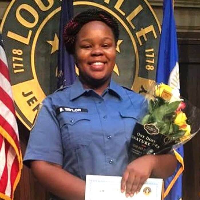 ファボラスのインスタグラム：「We have to continue to fight for justice in your name & spirit Breonna Taylor. 🙏🏾 We have relied on a system that wasn’t made for you, to try to stand up for you. And as we continue to see, this judicial system wasn’t made to protect us & systematic oppression is still alive in 2020. But we are awake and will continue to fight ✊🏾🤞🏾👸🏾  #JusticeForBreonnaTaylor #BlackLivesMatter」