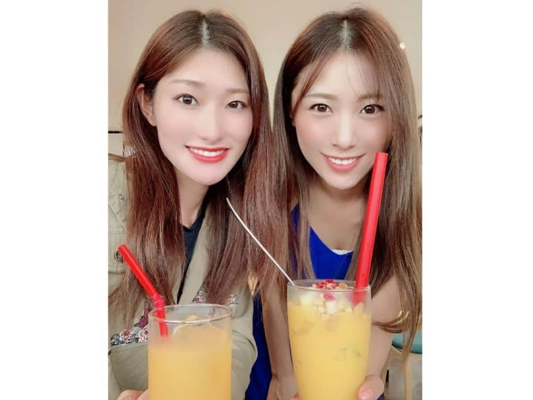 武田しのぶさんのインスタグラム写真 - (武田しのぶInstagram)「本部の松田商店☆  美味しいMorningを頂いてきました。 ちょっとオシャレなカフェで〜  パンケーキセットと トーストセット ドリンクはスムージーが可愛かった💛 パンケーキ、サラダ、スクランブルエッグ、ベーコン  スクランブルエッグにはタルタルソースみたいのかかってて美味しい 海眺めながら大好きなIm yours聴きながらぴかとゆったりモーニング癒やされた〜💐💐 ちなみに前日ナイトマスクはじめてしてみたんだけど、次の日もちもちになった🥺❤️ @mimuraofficial  #本部グルメ#松田商店#モーニング#パンケーキ#マンゴースムージー#マンゴージュース#カウンター席#オシャレなカフェでモーニング#ミムラ#スキンケア#美容#保湿#ナイトマスクnoumitu #沖縄」9月24日 15時12分 - shino_0217_