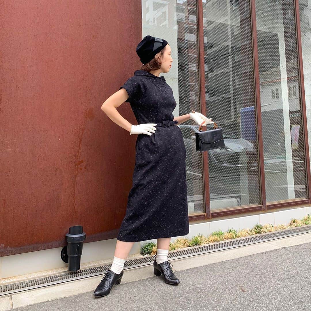 NUTTY Vintage&Collectibleのインスタグラム：「🔹RECOMMEND VINTAGE🔹  ☑︎<special> vtg 50's nep black×pink dress  首回りのデザインが抜群なヴィンテージドレス。 黒ピンの配色にときめきが止まりません。 厚みのあるウール地のショートスリーヴドレスは、少し肌寒くなってきた今の季節によく馴染みます。 レディなドレスはマニッシュに仕上げても素敵。🎩  ＊VINTAGE ONLINE STOREにてお買い求めいただけます＊  ------------------------------------ 🛍NUTTY通販について🛍 ------------------------------------- ＜ONLINE STORE＞ VINTAGE▶︎http://nutty.theshop.jp/ USED SELECT▶︎https://nuttyselect.official.ec/ （プロフィールページURLよりjump🕊） ㅤㅤㅤㅤㅤㅤㅤㅤㅤㅤㅤㅤㅤ ＜VIDEO CHAT SHOPPING＞ テレビ電話をお繋ぎして、リアルタイムでご案内いたします。詳細は過去の投稿をご覧ください。」