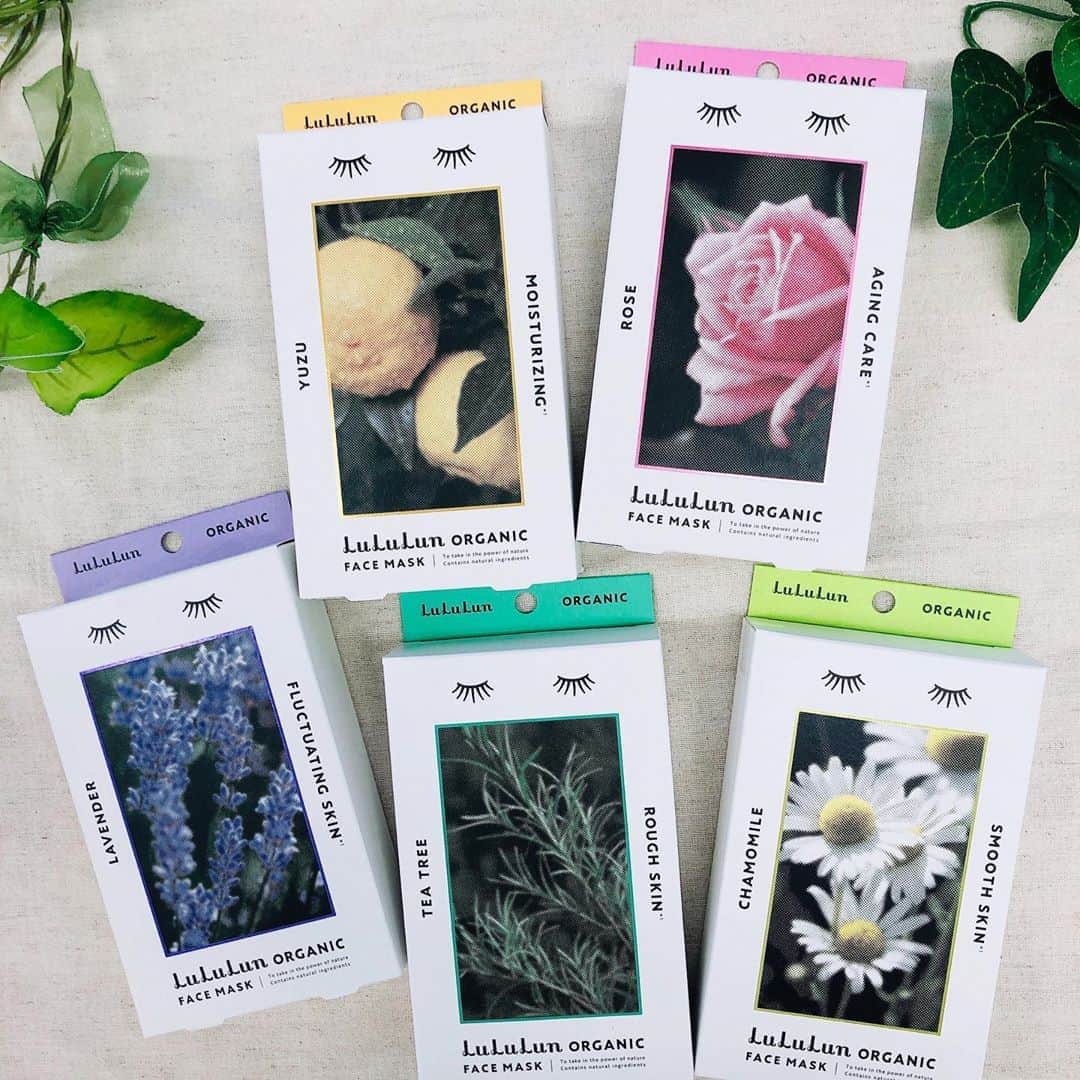 美的 Biteki's official Instagram! さんのインスタグラム写真 - (美的 Biteki's official Instagram! Instagram)「🌿フェイスマスク ルルルン オーガニック、誕生！🌿﻿ ﻿ 植物のパワーで肌と心を健やかに癒す…そんなフェイスマスクが誕生です✨ 大人気ブランド・ルルルンから出る新フェイスマスクは、厳選されたオーガニックの植物から抽出されたアロマを配合。肌に密着するシートマスクだからこそ、よりダイレクトに香りの力を感じることができるんです💕 パッケージも可愛く、見て、使って、香りを感じて…肌も心もスッキリ！﻿ ・﻿ 📷左上から時計回りに﻿ ◆ユズ：高知県産ユズ果皮油のみずみずしい香りでスッキリ爽快＆血行促進✨ ユズセラミドが乾燥しがちな肌をしっとり保湿。﻿ ﻿ ◆ローズ：ブルガリア産ダマスクローズの華やかな香りで女性ホルモンUP🌹ダマスクバラ花エキスが紫外線ダメージを防いで艶やかな肌へ。﻿ ﻿ ◆カモミール：ハンガリー産カモミールオイルの優しい香り❤️不安やイライラを抑える効果も。アズキ種子エキスが肌のキメを整えなめらかに。﻿ ﻿ ◆ティーツリー：オールトラリア産ティーツリーの清潔感ある香りで、集中力もUP❗️ チャ葉エキスが気になる炎症を抑えてくれます。﻿ ﻿ ◆ラベンダー：フランス産ラベンダーオイルの心落ちつく香り。就寝前にもおすすめ🎶 エーデルワイスエキスがバリア機能をUP。﻿ ・﻿ フェイスマスク ルルルン オーガニック 各5枚入り 各￥1,200(税抜)﻿ 公式オンラインストアで発売中、10月5日(月)より全国のバラエティストアなどで発売です！﻿ ぜひゆっくり深呼吸しながら使ってみて✨﻿ ﻿  #ルルルン  #フェイスマスクルルルン  #ルルルンパック  #ルルルンオーガニック  #フェイスマスク  #シートマスク  #オーガニック  #オーガニックコスメ  #アロマ  #コスメ好きさんと繋がりたい  #美的  #biteki  #bitekicom﻿」9月24日 15時05分 - bitekicom