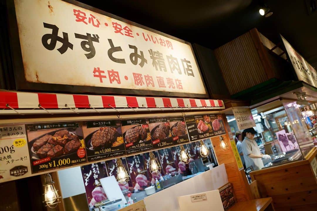 わっきーさんのインスタグラム写真 - (わっきーInstagram)「沖縄の国際通りのれん街へ。 ここには30店舗以上の飲食店がある。 僕が訪れたのは↓  ①「みずとみ精肉店/沖縄ステーキ」 サーロインステーキ1ポンド2000円 という、破格な価格設定。 お肉、美味しかったです。1日限定20食です。  ②「沖縄Soul foodじゃむ」 マーボーチャンプル、 ありそうでなかった組み合わせでした。 アーサと桜海老の天ぷらも絶品。 しゃぶしゃぶサラダはアグー豚。 沖縄料理を満喫出来ました。 大阪にも店舗があるみたい。  ③「野菜巻 焼き鳥 ごう」 自家製の特製紅味噌が👍 賞味期限20秒の白レバーは、 トロけ具合が凄かった。 野菜巻も美味しかった。 店員さんがとにかく元気！  ④「神豚(しんとん)」 豚串、美味かったなぁ。 オススメは、タン元とヒレかな。 何気にアスパラ巻きも、甘みがあって👍 「神鶏(しんけい)」というお店とは系列店。  最後に、突如現れた マジシャン「オーイズミ」さん。 この方のトランプは、鳥肌たちましたよ。。  #沖縄のれん街  #国際通りのれん街  #のれん街  #みずとみ精肉店  #ステーキ #1000円ステーキ  #1ポンドステーキ  #沖縄soulfoodじゃむ  #沖縄料理 #ゴーヤチャンプルー  #ゴーヤ #アグー豚  #野菜巻焼き鳥ごう #焼鳥  #野菜巻き串  #白レバー  #ハブ酒  #神豚  #タン #マジシャン  #マジシャンオーイズミ  #youtube #youtuber #ユーチューブ #わっきーtv #わっきー #食レポ #飯テロ #飯テロ動画」9月24日 15時20分 - makoto_ishiwaki