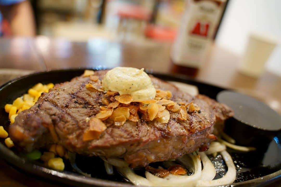 わっきーのインスタグラム：「沖縄の国際通りのれん街へ。 ここには30店舗以上の飲食店がある。 僕が訪れたのは↓  ①「みずとみ精肉店/沖縄ステーキ」 サーロインステーキ1ポンド2000円 という、破格な価格設定。 お肉、美味しかったです。1日限定20食です。  ②「沖縄Soul foodじゃむ」 マーボーチャンプル、 ありそうでなかった組み合わせでした。 アーサと桜海老の天ぷらも絶品。 しゃぶしゃぶサラダはアグー豚。 沖縄料理を満喫出来ました。 大阪にも店舗があるみたい。  ③「野菜巻 焼き鳥 ごう」 自家製の特製紅味噌が👍 賞味期限20秒の白レバーは、 トロけ具合が凄かった。 野菜巻も美味しかった。 店員さんがとにかく元気！  ④「神豚(しんとん)」 豚串、美味かったなぁ。 オススメは、タン元とヒレかな。 何気にアスパラ巻きも、甘みがあって👍 「神鶏(しんけい)」というお店とは系列店。  最後に、突如現れた マジシャン「オーイズミ」さん。 この方のトランプは、鳥肌たちましたよ。。  #沖縄のれん街  #国際通りのれん街  #のれん街  #みずとみ精肉店  #ステーキ #1000円ステーキ  #1ポンドステーキ  #沖縄soulfoodじゃむ  #沖縄料理 #ゴーヤチャンプルー  #ゴーヤ #アグー豚  #野菜巻焼き鳥ごう #焼鳥  #野菜巻き串  #白レバー  #ハブ酒  #神豚  #タン #マジシャン  #マジシャンオーイズミ  #youtube #youtuber #ユーチューブ #わっきーtv #わっきー #食レポ #飯テロ #飯テロ動画」