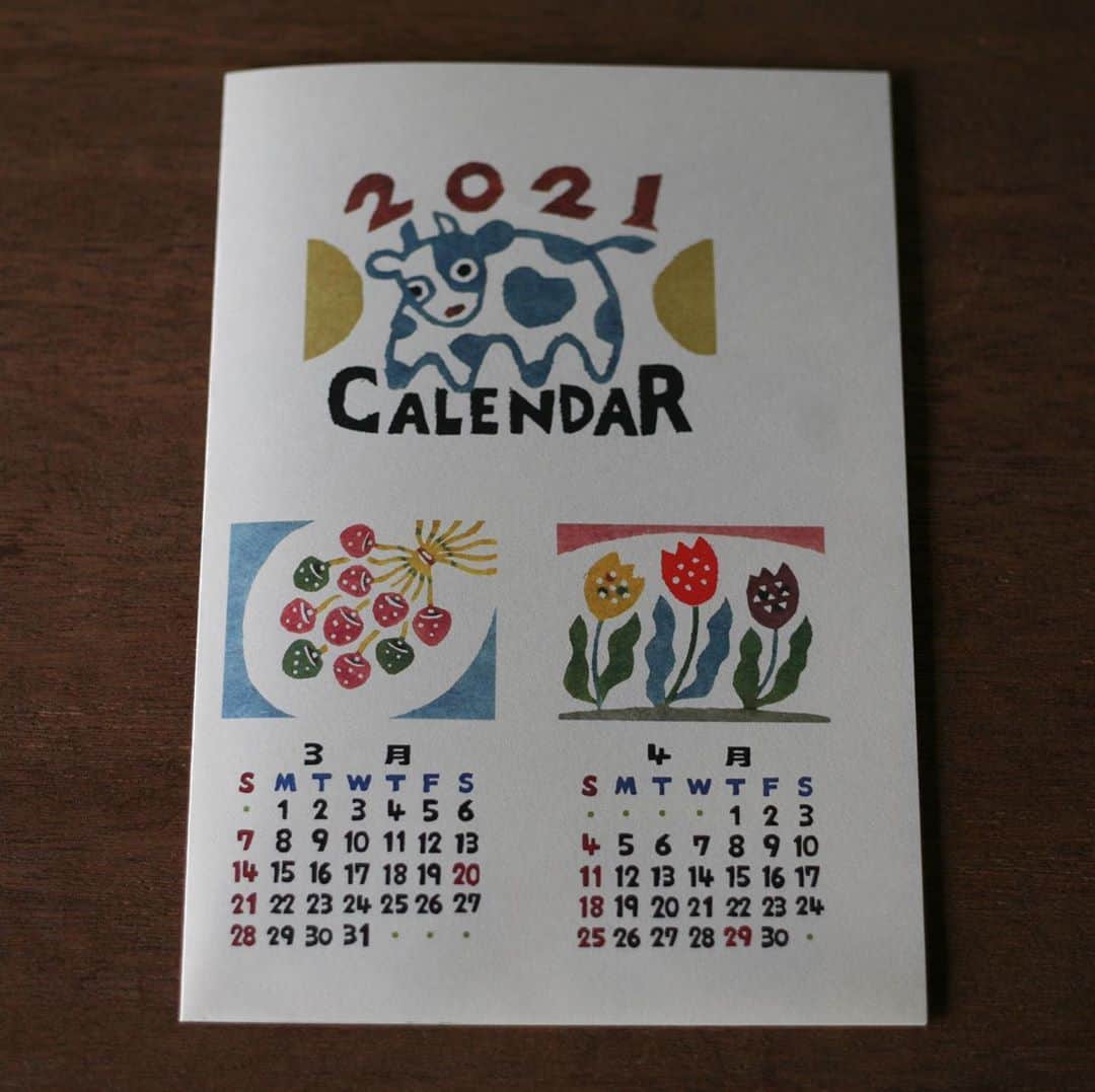 職人.comさんのインスタグラム写真 - (職人.comInstagram)「【新商品】手仕事フォーラムの日本の手仕事カレンダー2021年版を販売開始いたしました。新しくポスター型が加わっております。  毎年ご好評を頂いているこちらのカレンダーは、小田中耕一氏による日本の手仕事を題材とした型染めを印刷して作られています。  簡素で美しく温かみのある意匠は、小田中氏の人柄と、人間国宝の染色工芸家・芹沢銈介の門下で学んで得た感覚、代々続く染物屋の伝承した技によるものです。  ご挨拶の品として手渡しできるほか、封筒に切手を貼ってお手紙と一緒に郵送することもできます。数量に限りがございますので、ぜひお早めにご検討くださいませ。  手仕事フォーラム　日本の手仕事カレンダー https://www.shokunin.com/jp/teshigoto/calendar.html @shokunincom  #職人ドットコム #京都市 #キッチン用品 #調理道具 #料理道具 #台所道具 #手仕事 #暮らしの道具 #暮らしを楽しむ #モノづくり #工芸 #工藝 #工芸品 #民芸 #民藝 #生活工芸 #器のある暮らし #焼き物 #日本の手仕事 #手仕事フォーラム #カレンダー #手仕事カレンダー #日本の手仕事カレンダー #日本の手仕事カレンダー2021 #小田中耕一 #染色工芸家 #芹沢銈介」9月24日 15時12分 - shokunincom